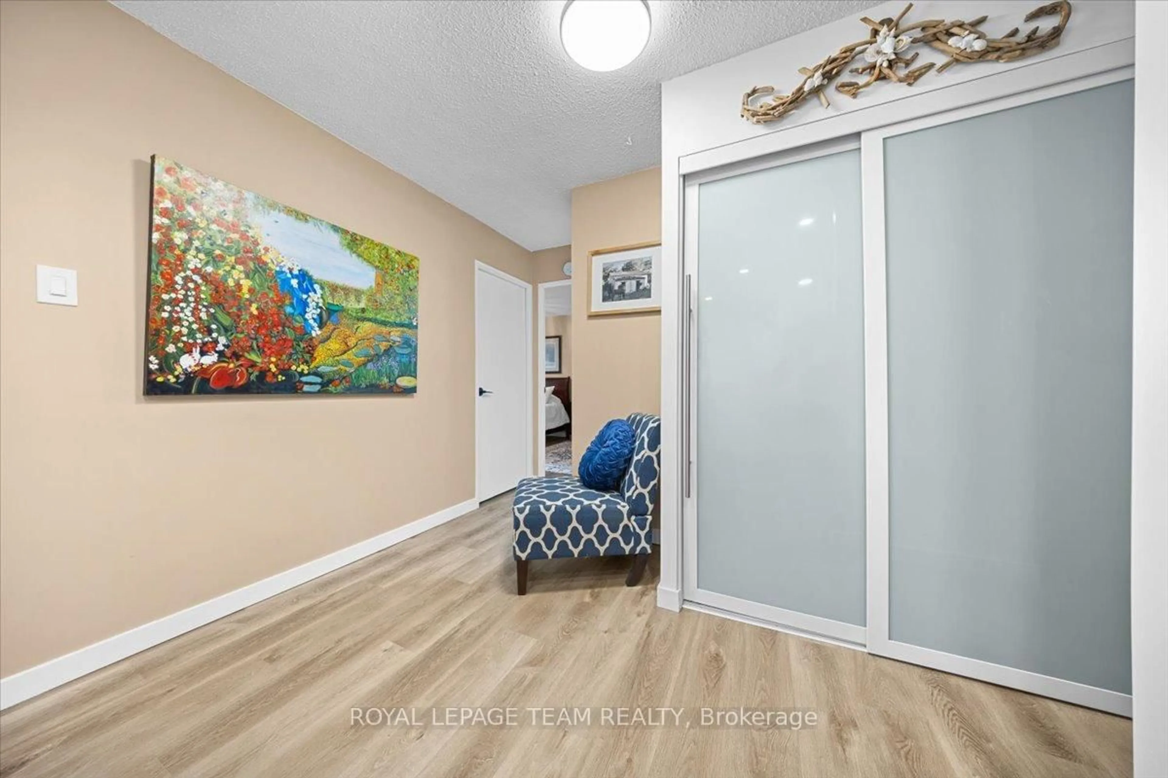 Indoor entryway for 1025 Richmond Rd #204, Ottawa Ontario K2B 8G8