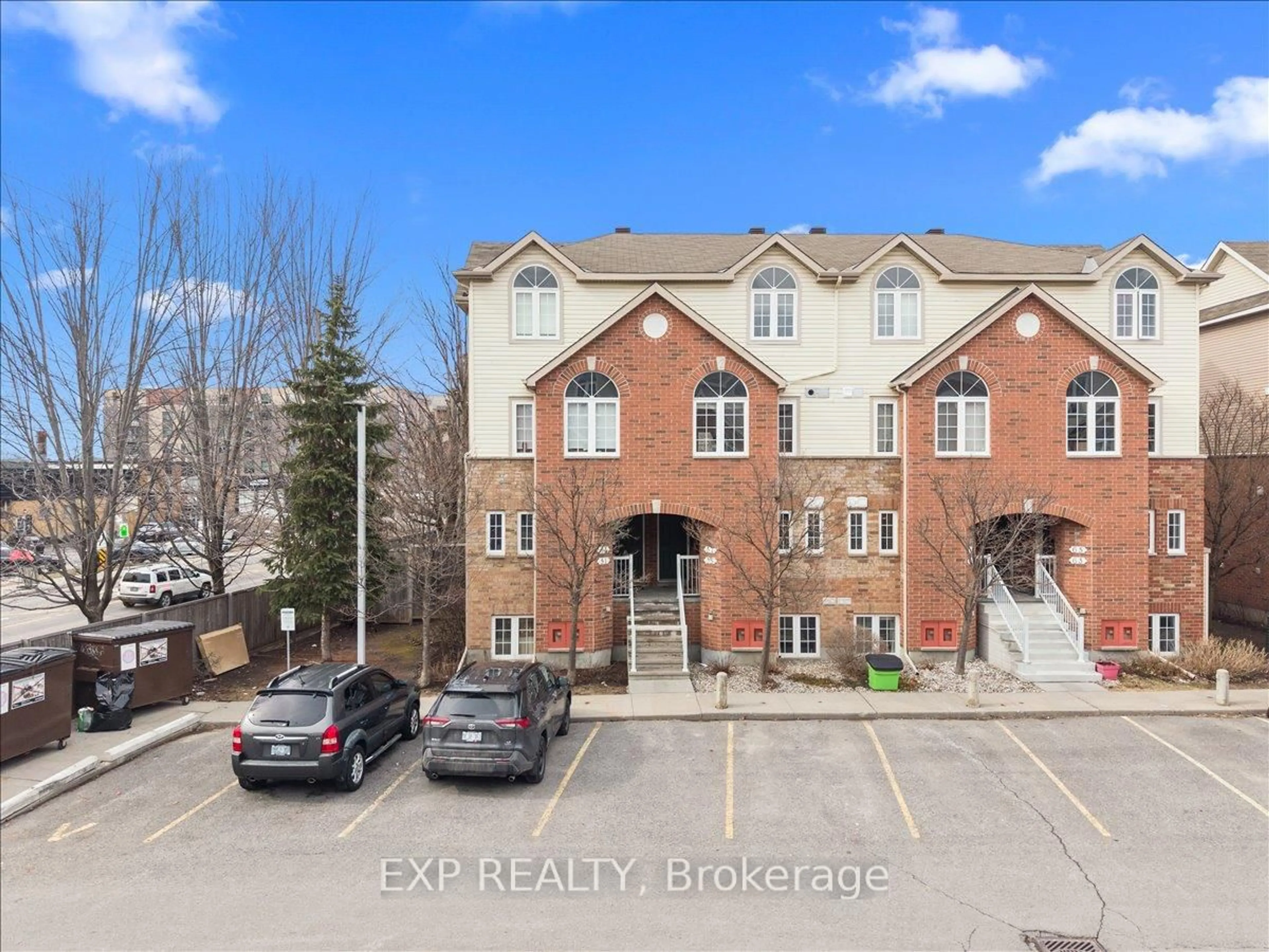 A pic from outside/outdoor area/front of a property/back of a property/a pic from drone, unknown for 57 Steele Park Private, Ottawa Ontario K1J 0J2