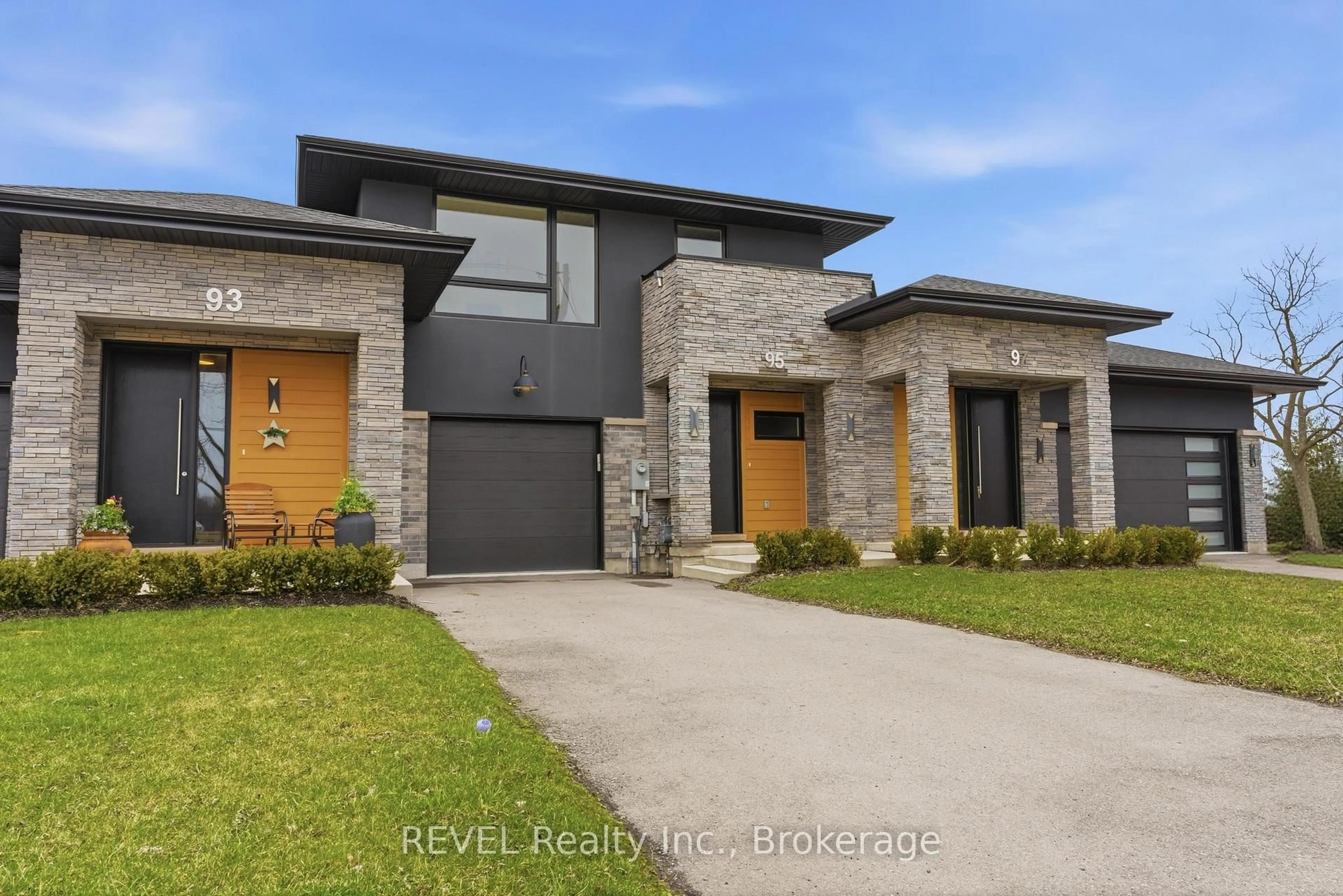 Home with brick exterior material, street for 95 Port Robinson Rd, Pelham Ontario L3B 5N5