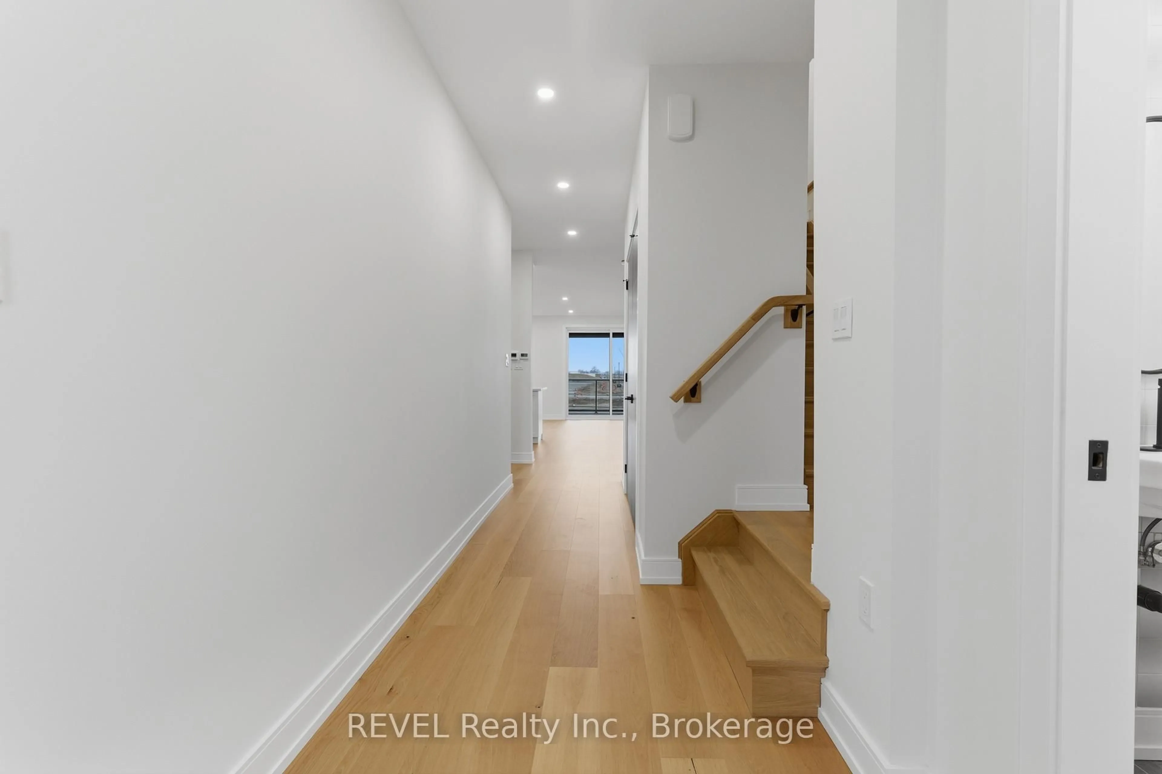 Indoor foyer for 95 Port Robinson Rd, Pelham Ontario L3B 5N5