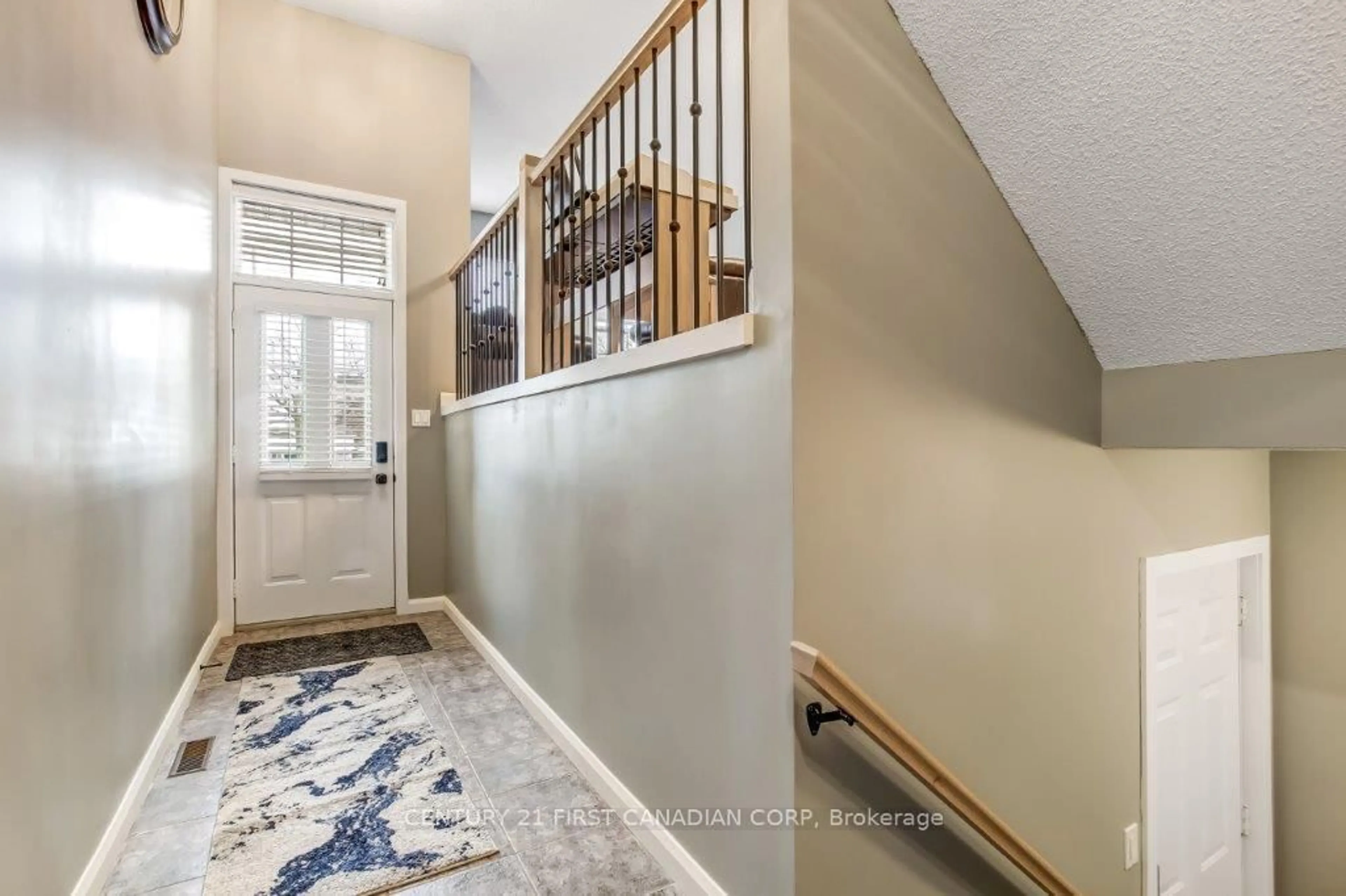 Indoor entryway for 609 COLBORNE St #2, London East Ontario N6B 2V3