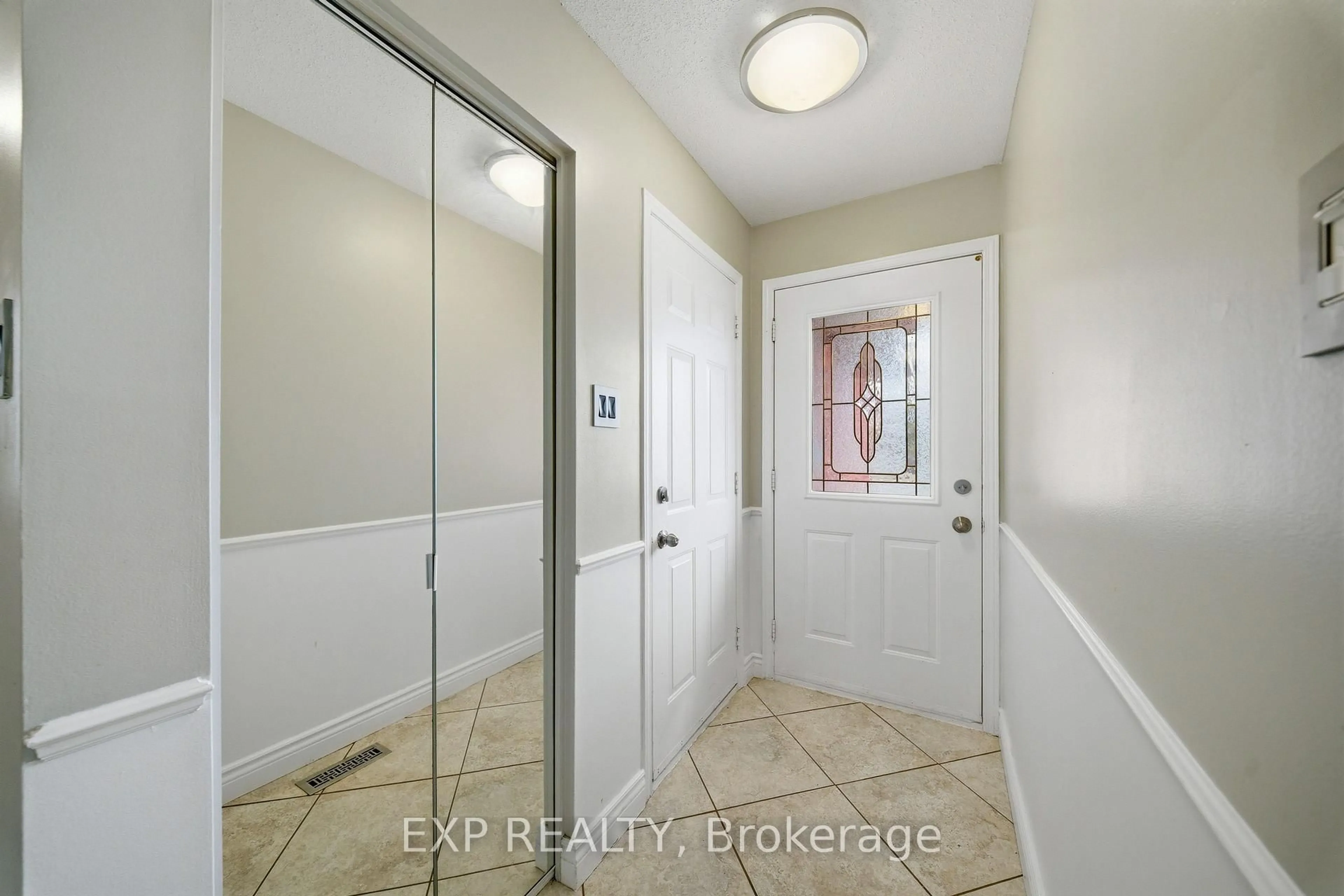 Indoor entryway for 180 Equestrian Dr, Kanata Ontario K2M 2B9