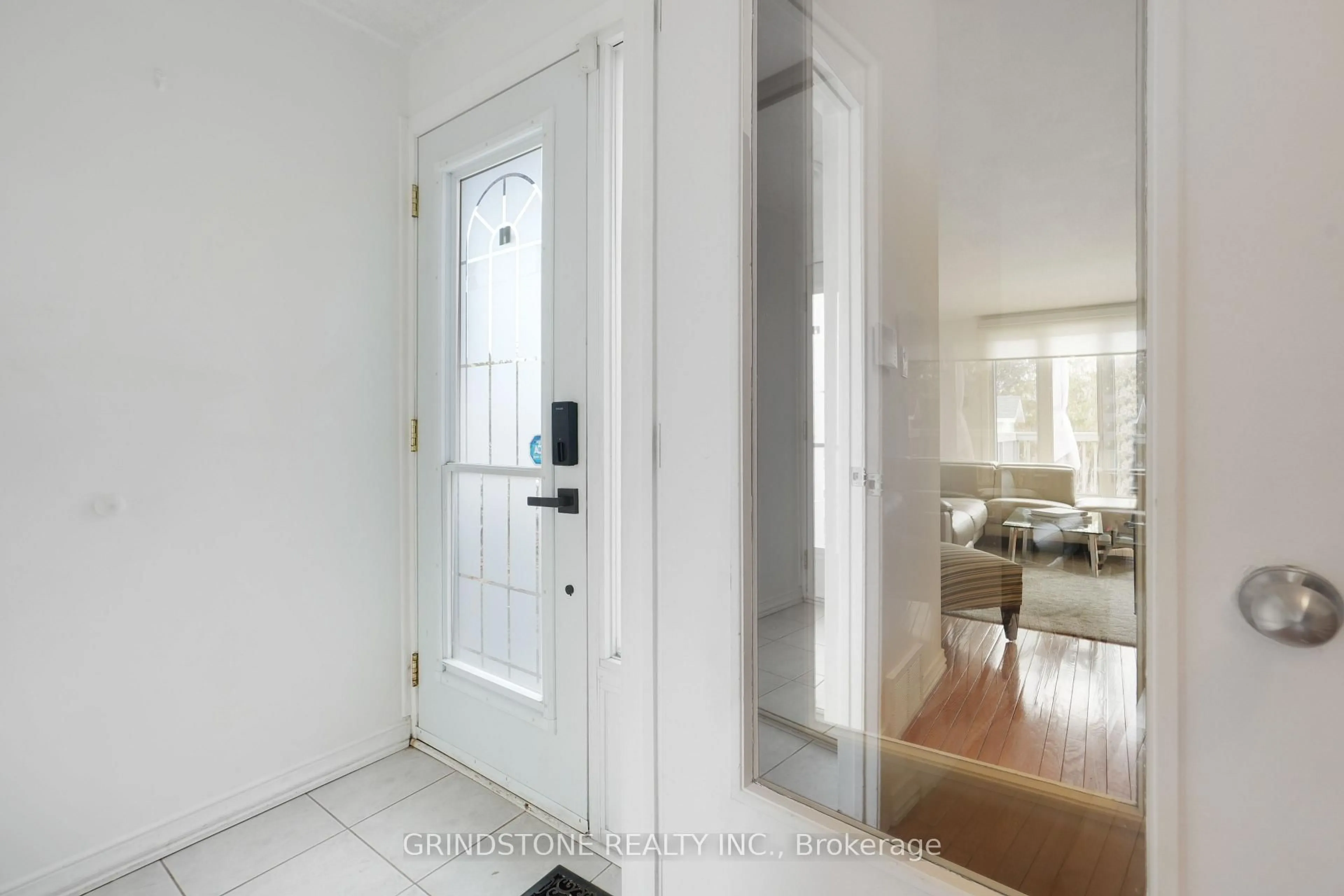 Indoor entryway for 1080 Alenmede Cres, Ottawa Ontario K2B 8H3