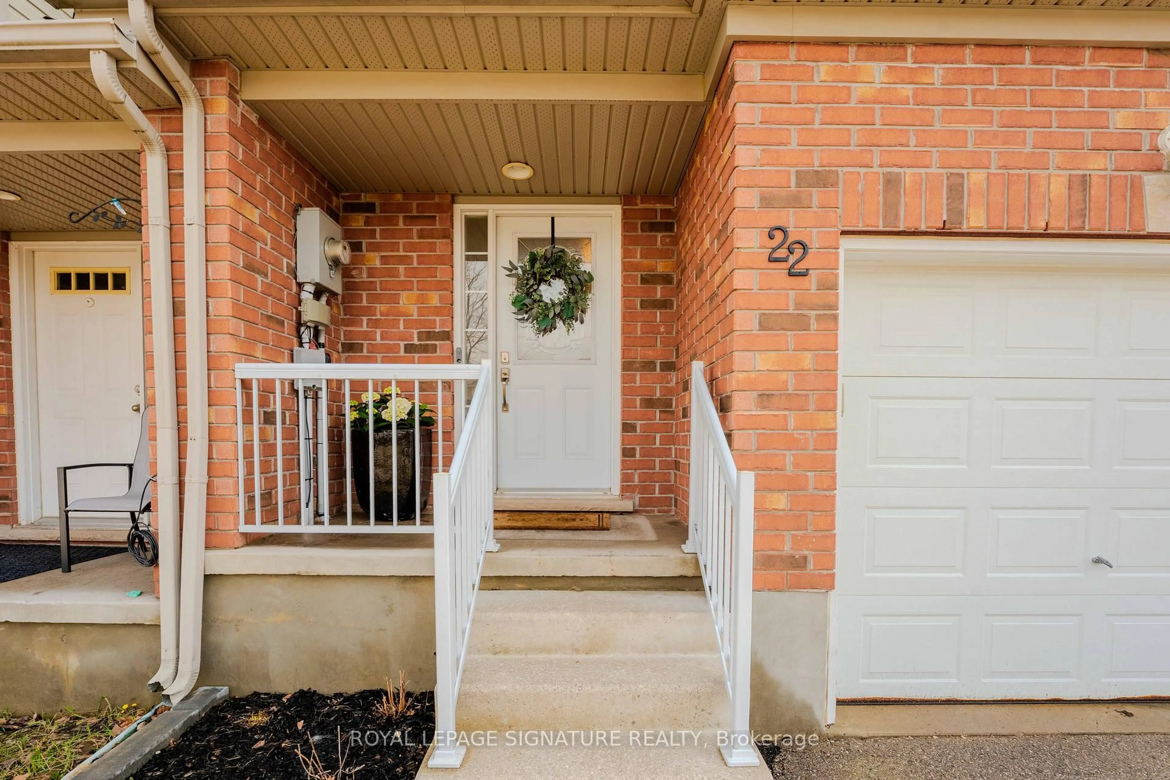 Indoor entryway for 22 Curzon Cres, Guelph Ontario N1K 1Z9
