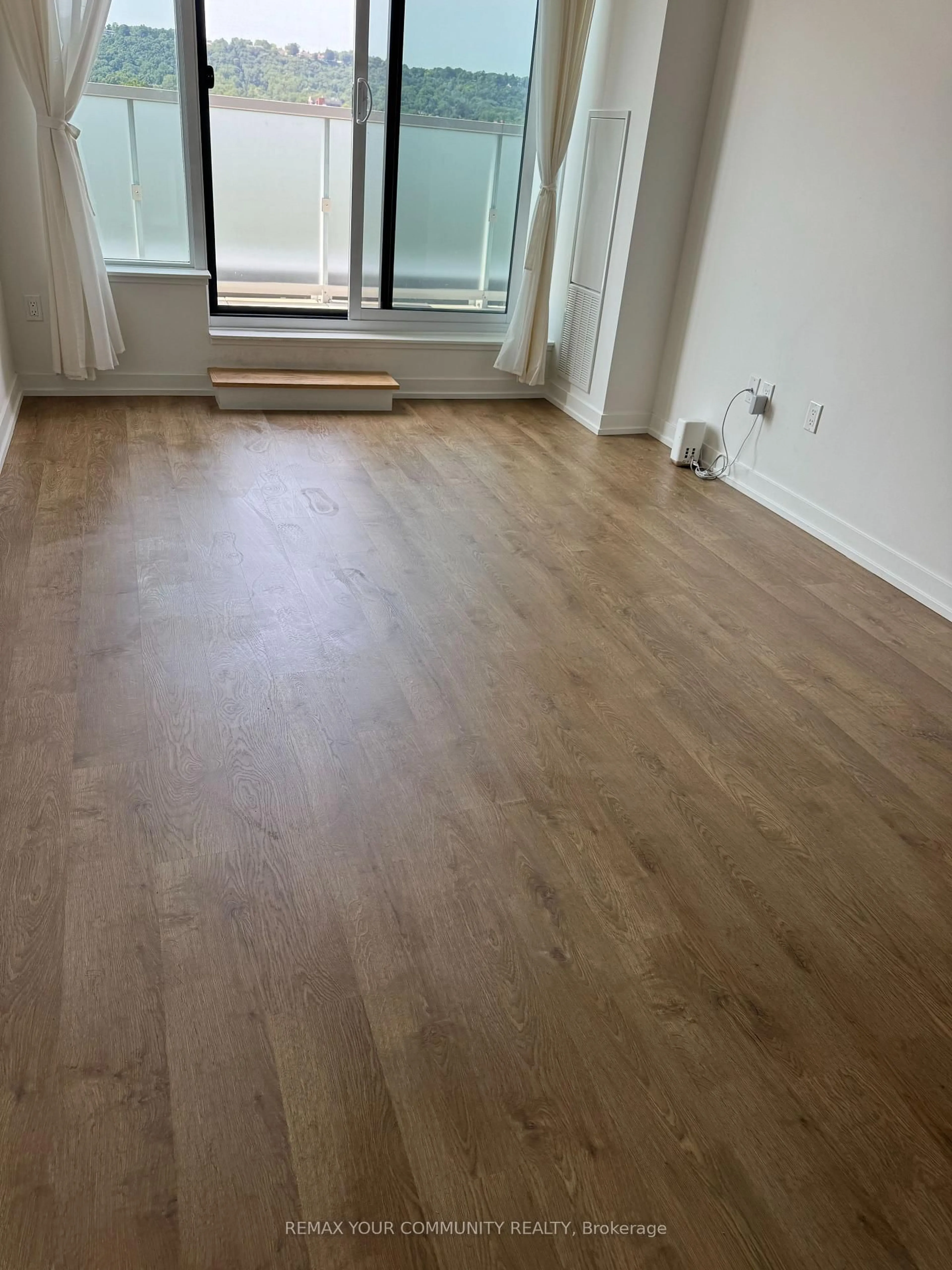 A pic of a room for 415 Main St #704, Hamilton Ontario L8P 1K5