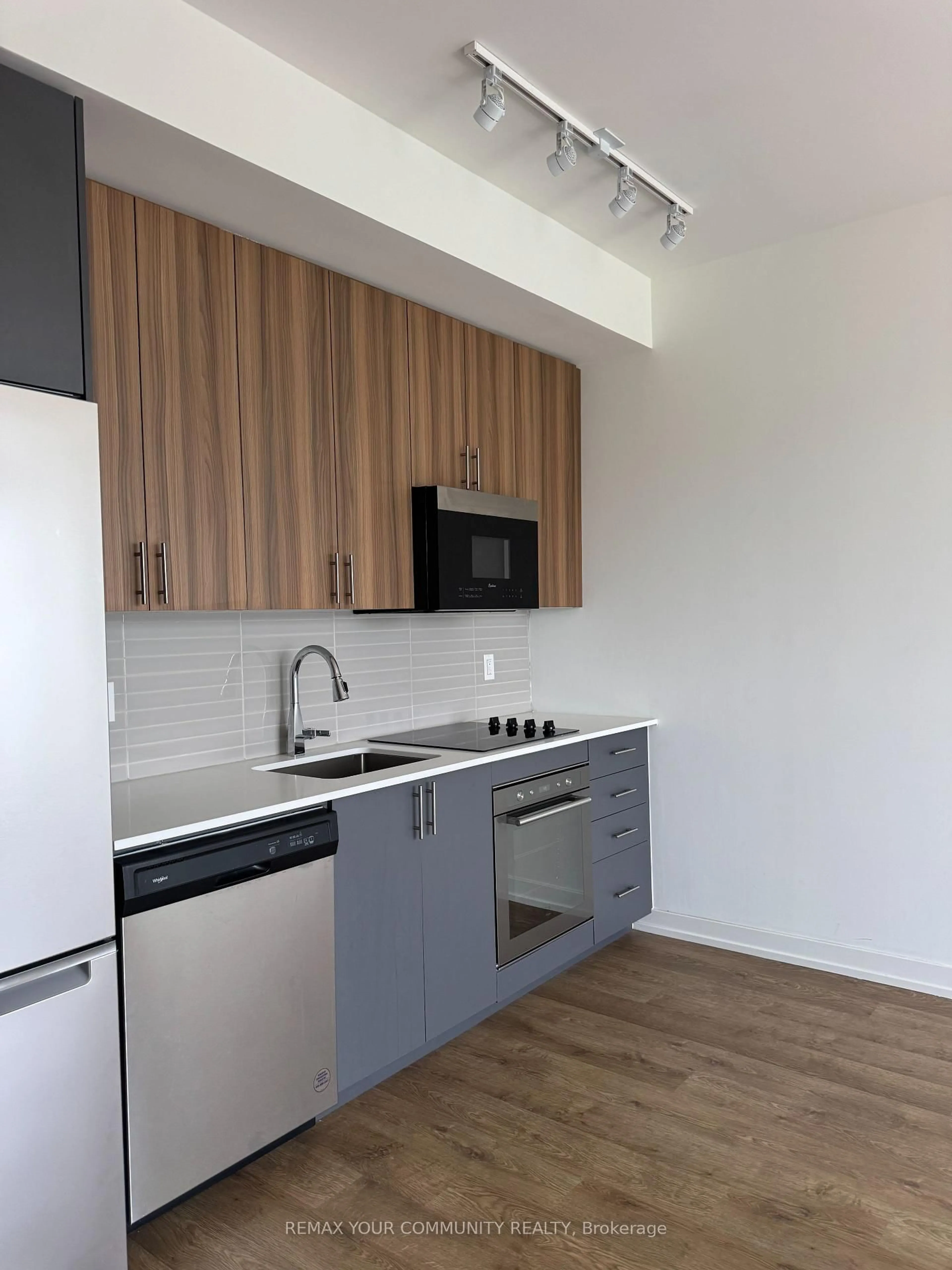 Standard kitchen, wood/laminate floor for 415 Main St #704, Hamilton Ontario L8P 1K5