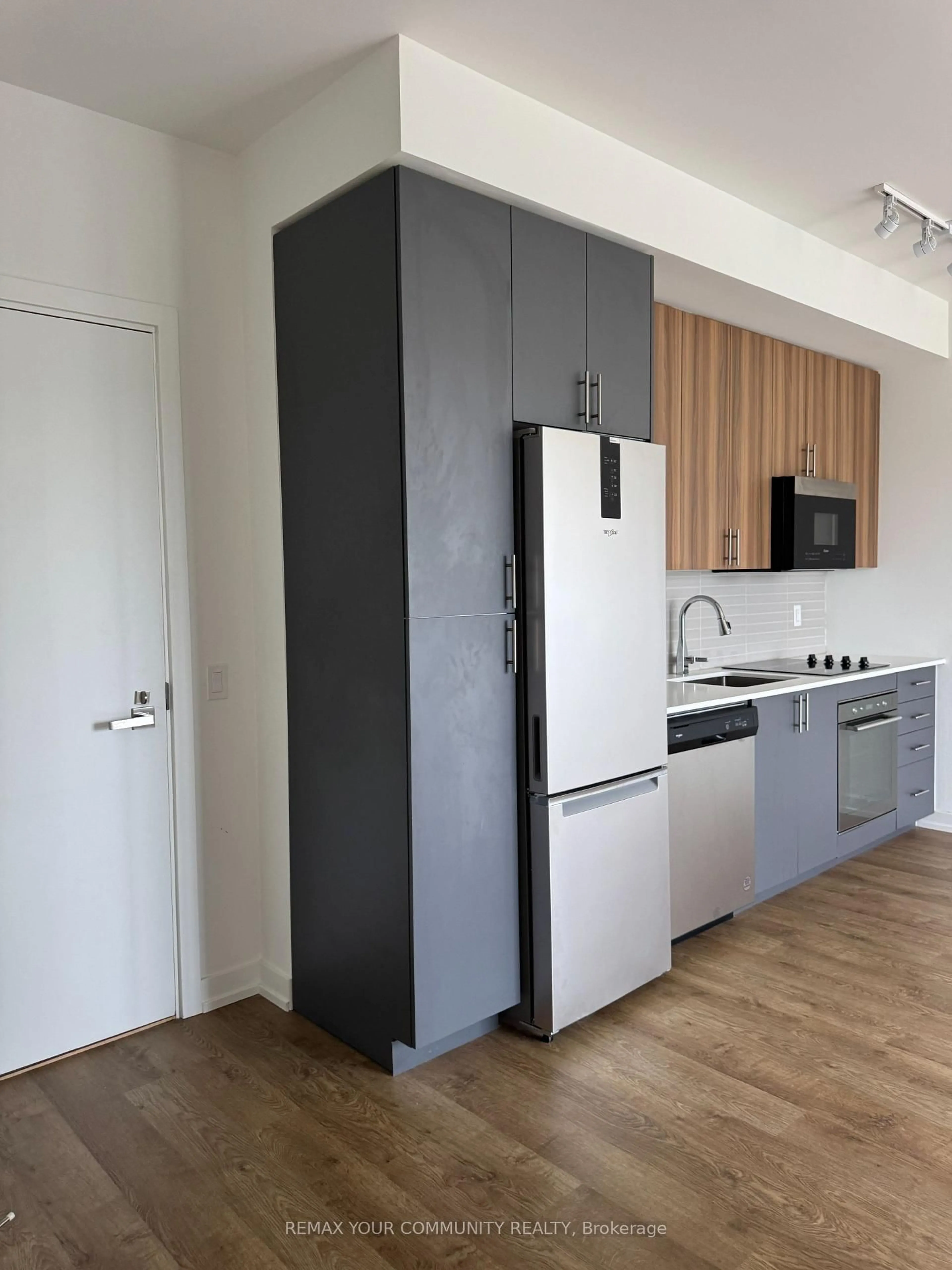 Standard kitchen, wood/laminate floor for 415 Main St #704, Hamilton Ontario L8P 1K5