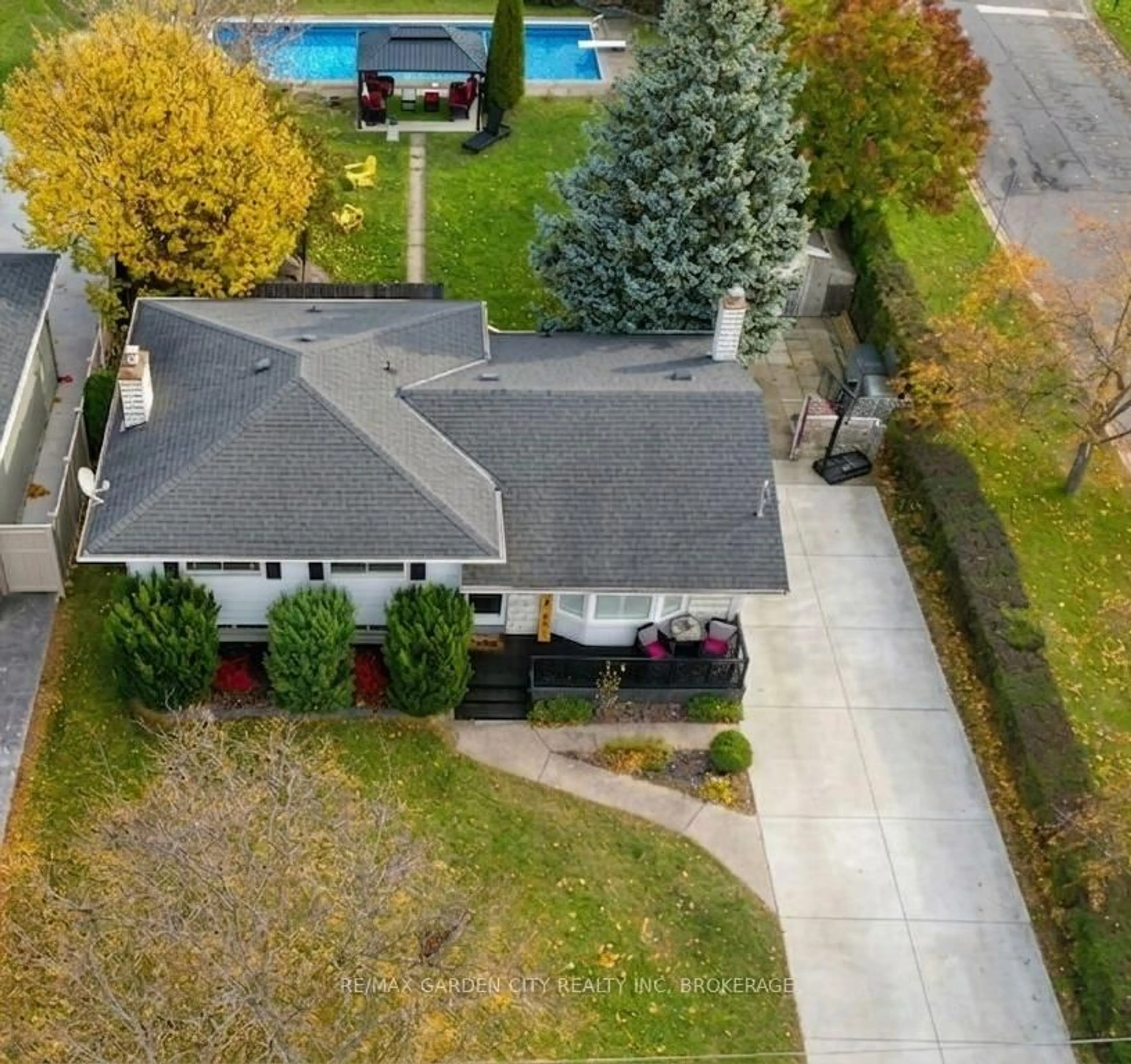 A pic from outside/outdoor area/front of a property/back of a property/a pic from drone, street for 78 Meredith Dr, St. Catharines Ontario L2M 6C7
