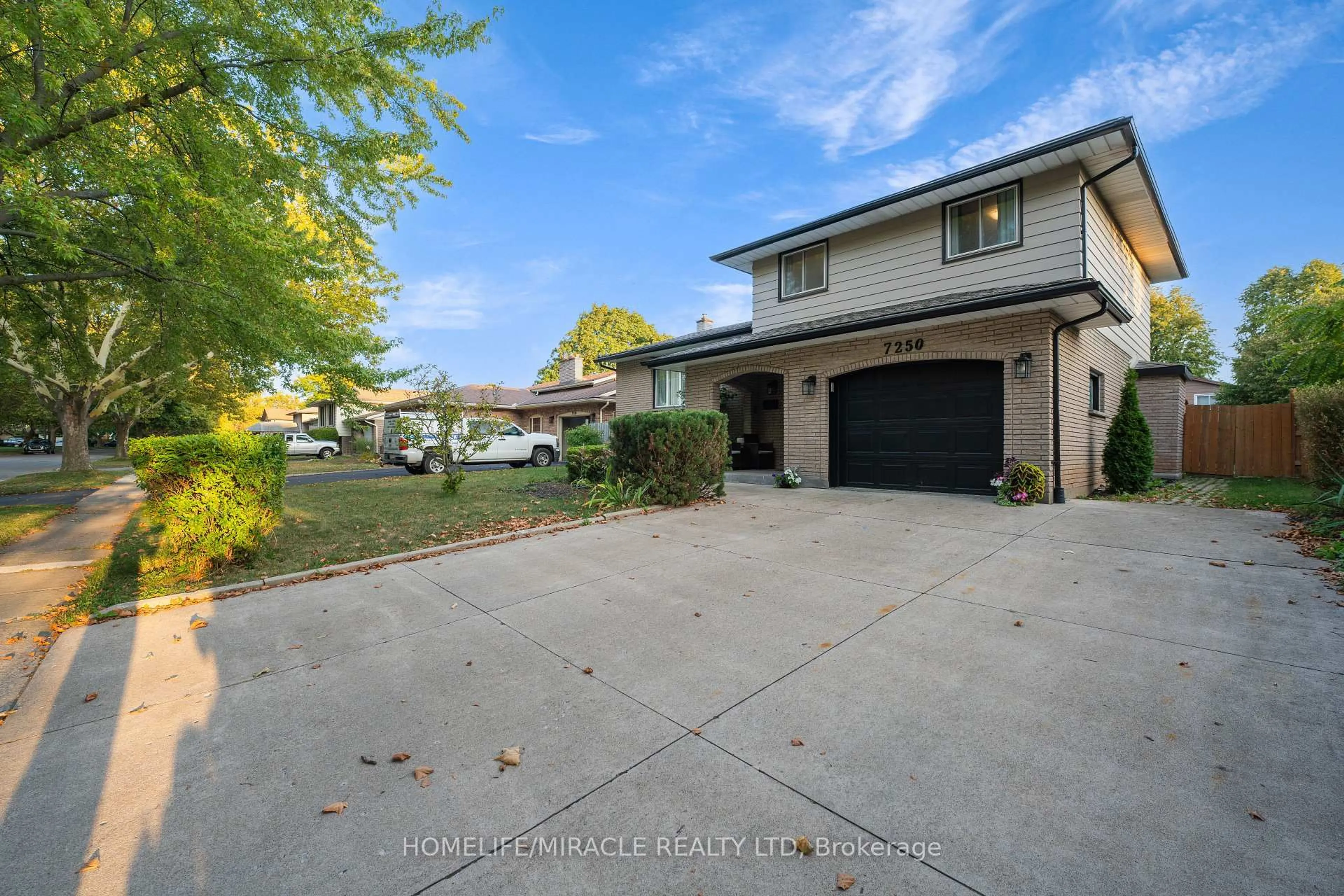 A pic from outside/outdoor area/front of a property/back of a property/a pic from drone, street for 7250 Maywood St, Niagara Falls Ontario L2E 5P5