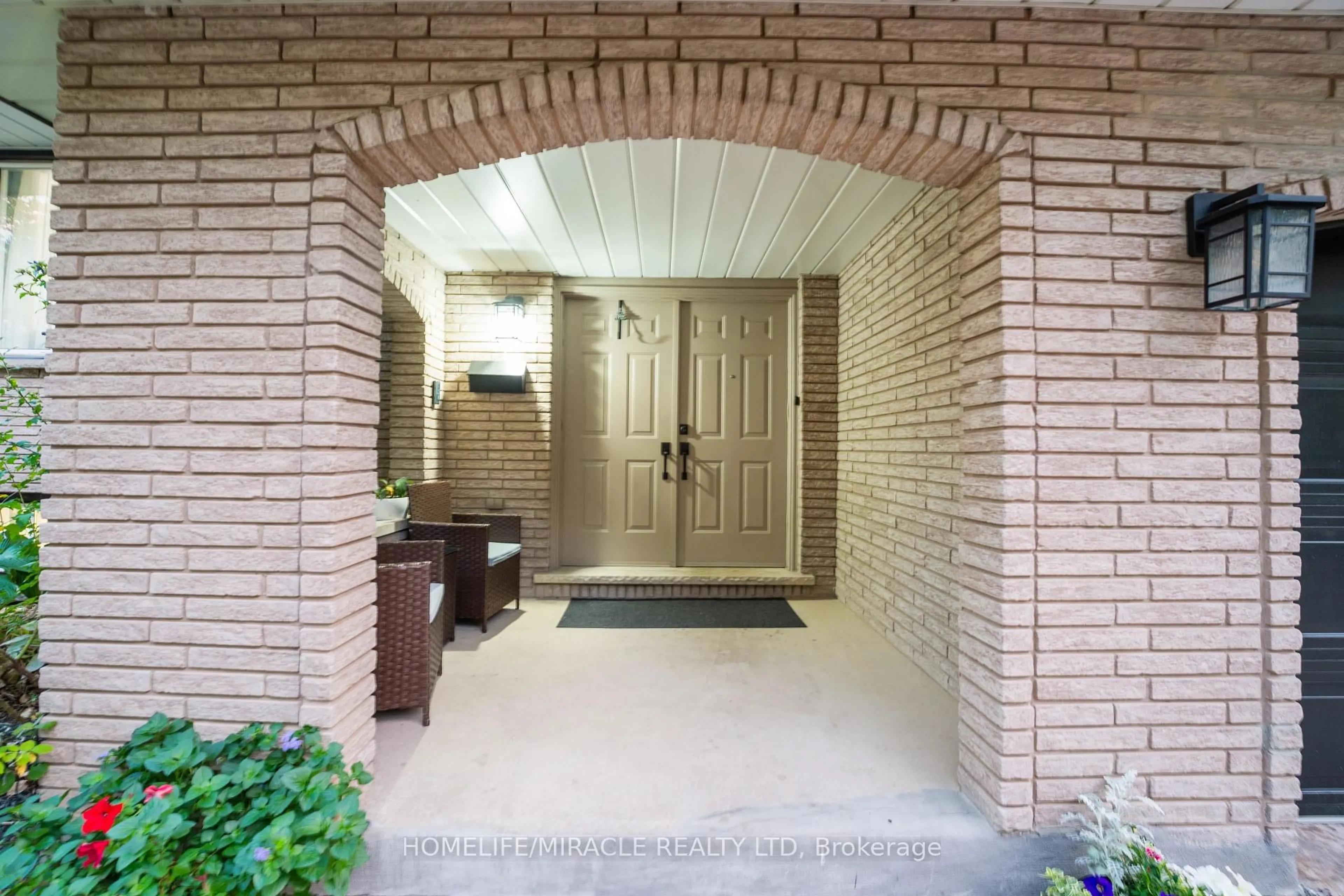 Indoor entryway for 7250 Maywood St, Niagara Falls Ontario L2E 5P5