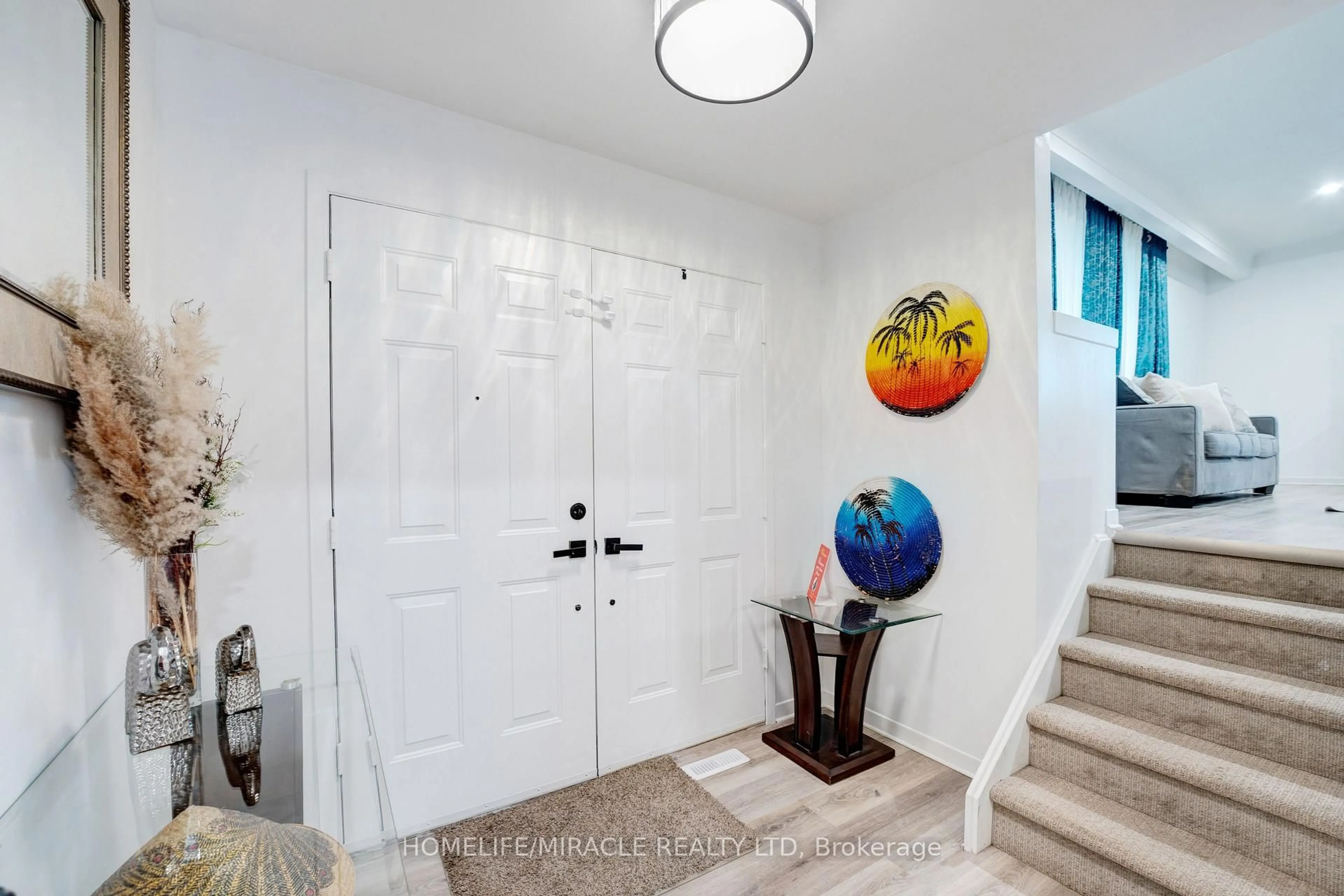 Indoor entryway for 7250 Maywood St, Niagara Falls Ontario L2E 5P5