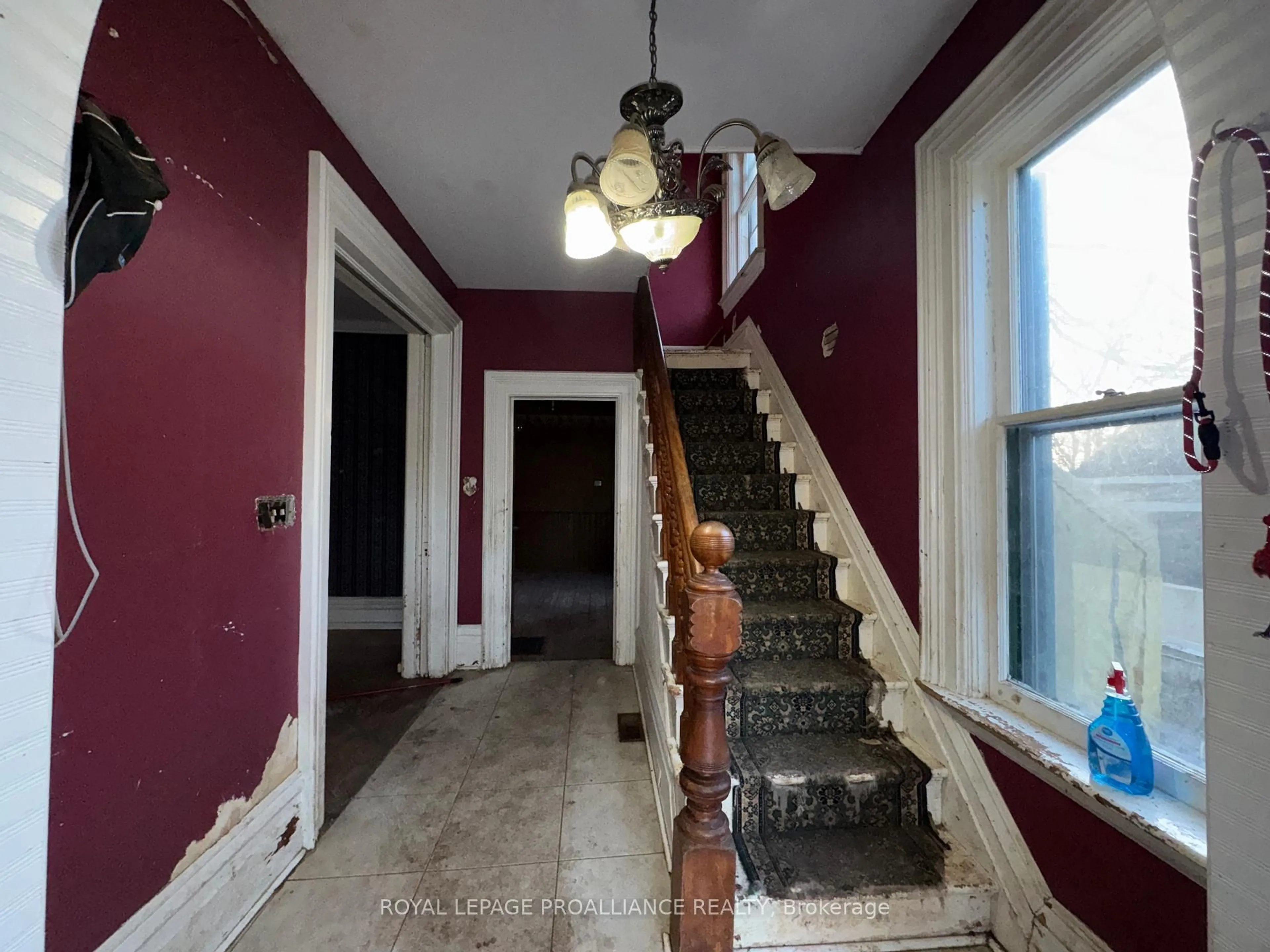 Indoor foyer for 187 St George St, Deseronto Ontario K0K 1X0