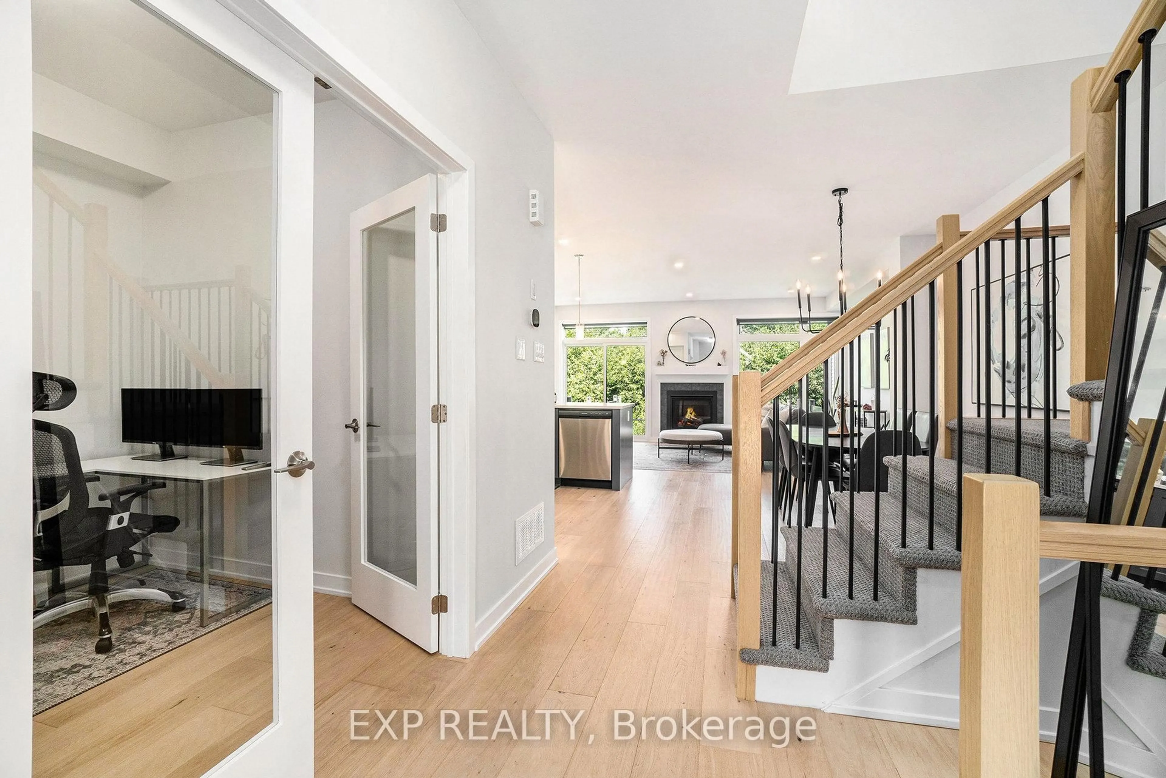 Indoor entryway for 147 Wabikon Cres, Ottawa Ontario K1X 0H8