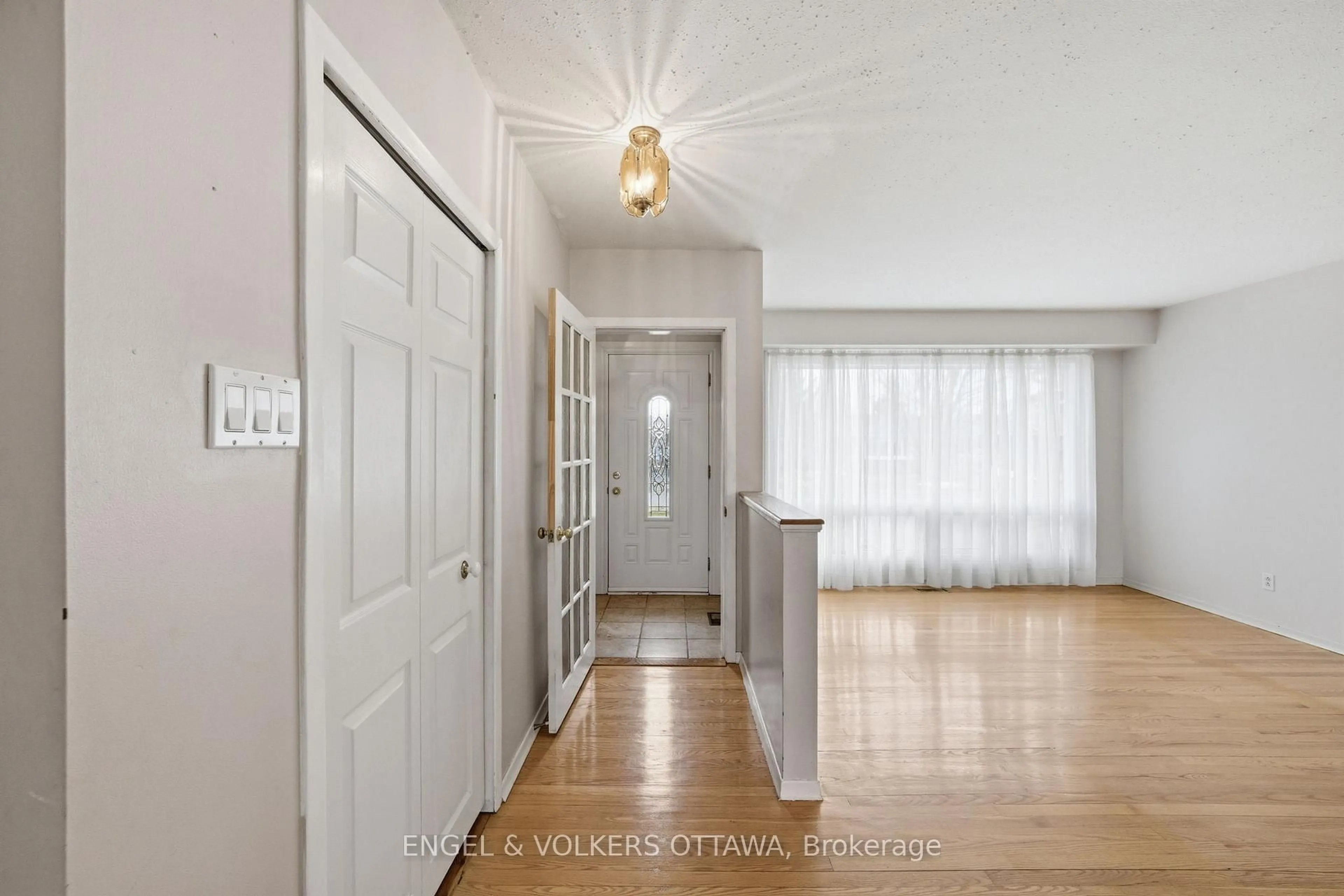 Indoor entryway for 22 Parkside Cres, Ottawa Ontario K2G 3B5