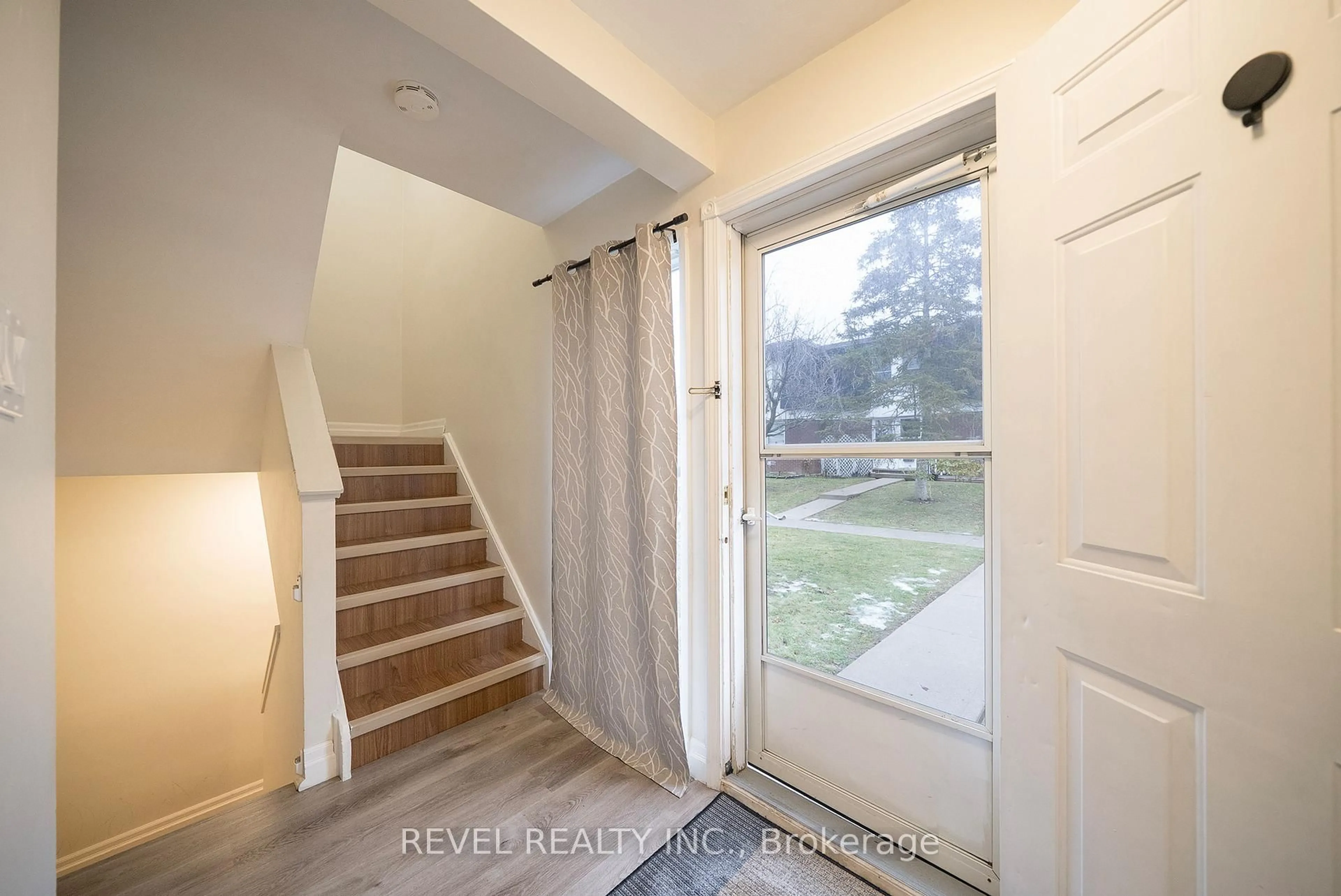 Indoor entryway for 273 Elgin St #41, Brantford Ontario N3S 5B2