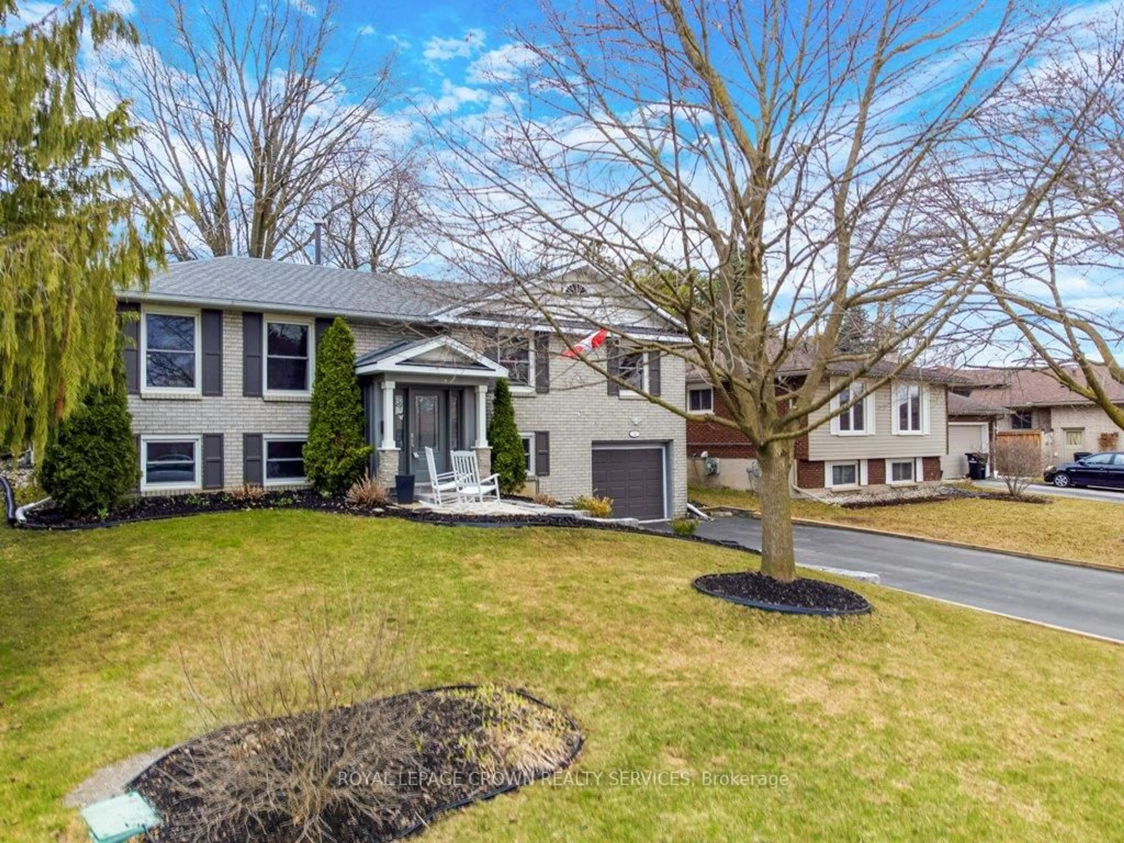 Home with vinyl exterior material, street for 34 Leslie Ave, Cambridge Ontario N1S 4N7