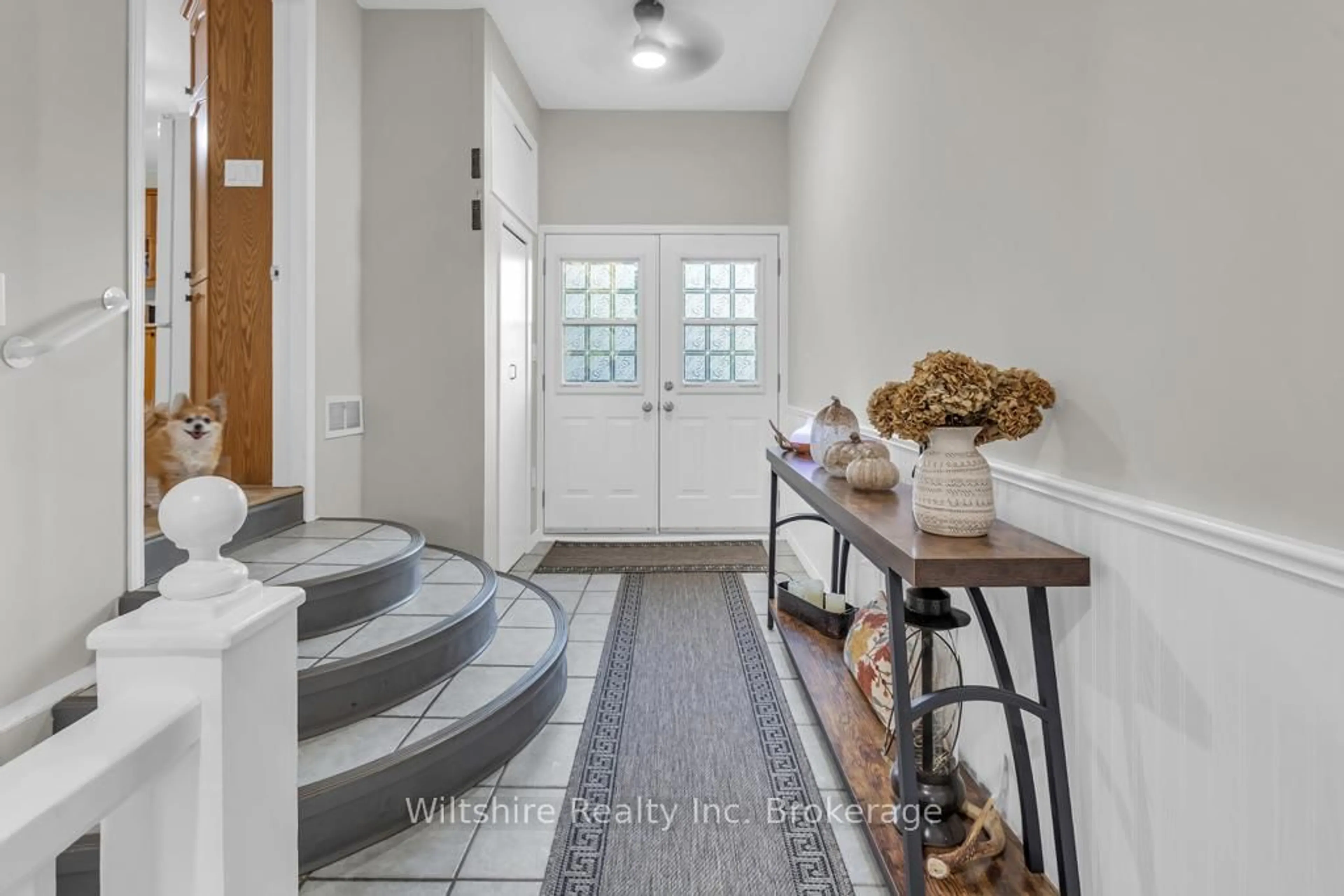 Indoor entryway for 436 Broadway St, Tillsonburg Ontario N4G 3S7