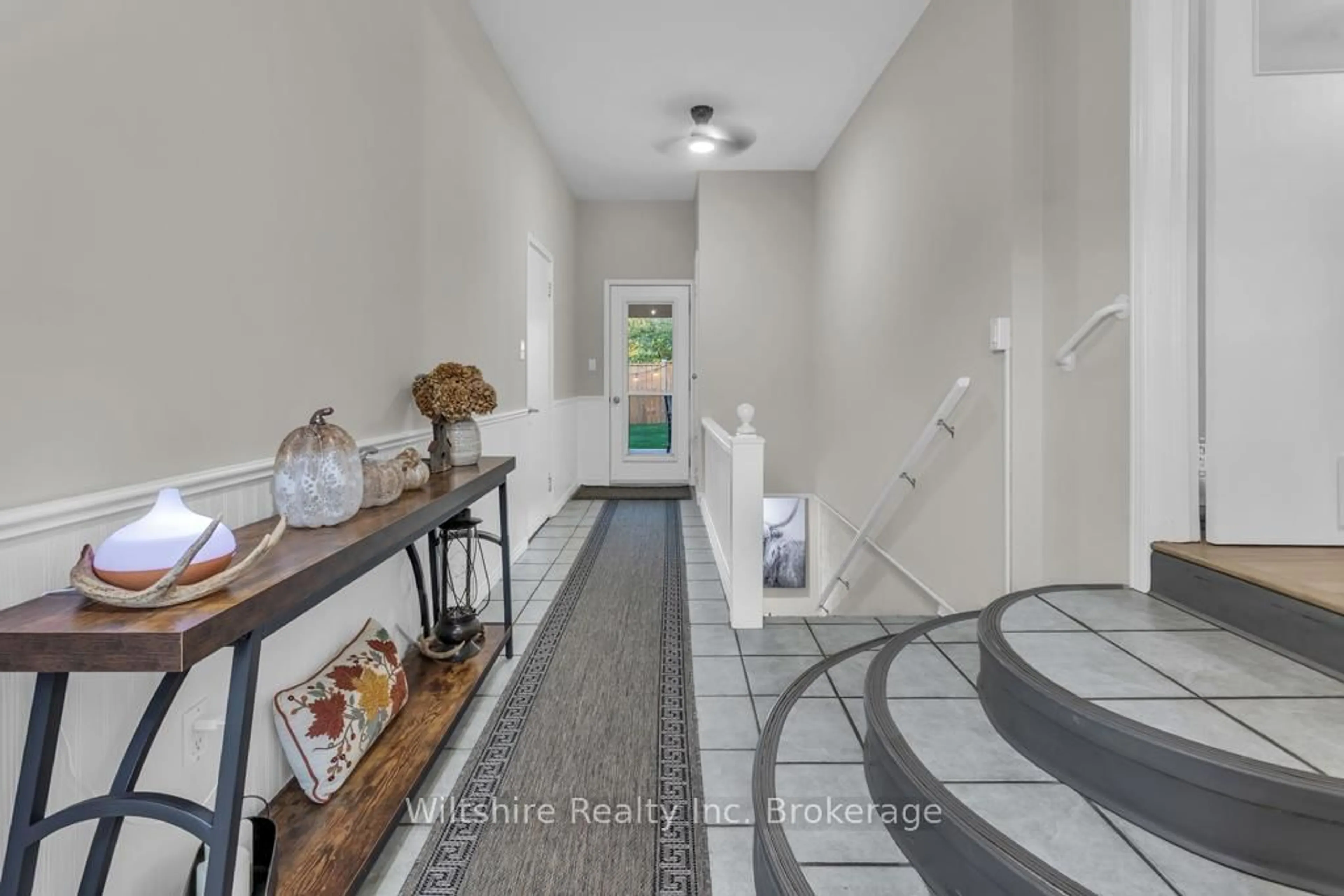 Indoor entryway for 436 Broadway St, Tillsonburg Ontario N4G 3S7