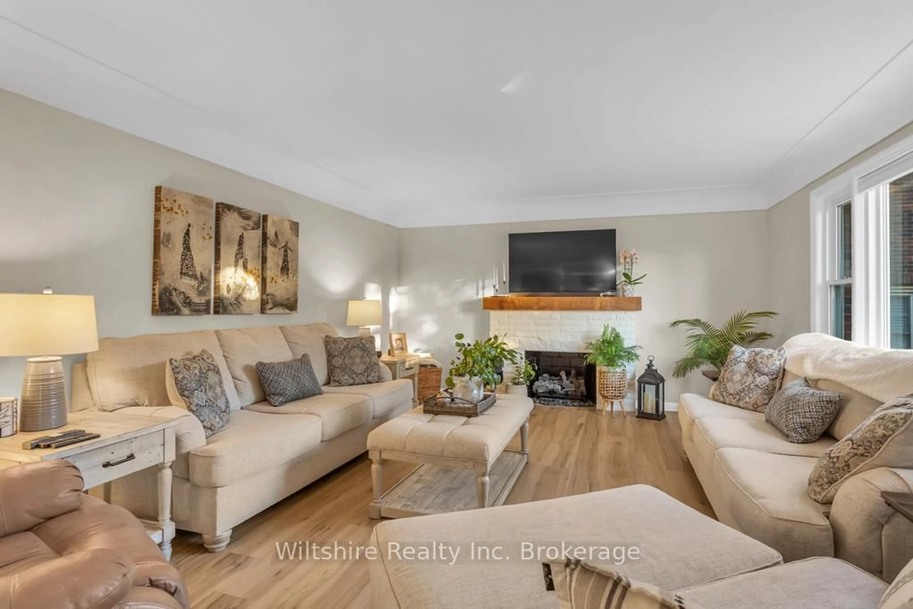 Living room with furniture, unknown for 436 Broadway St, Tillsonburg Ontario N4G 3S7