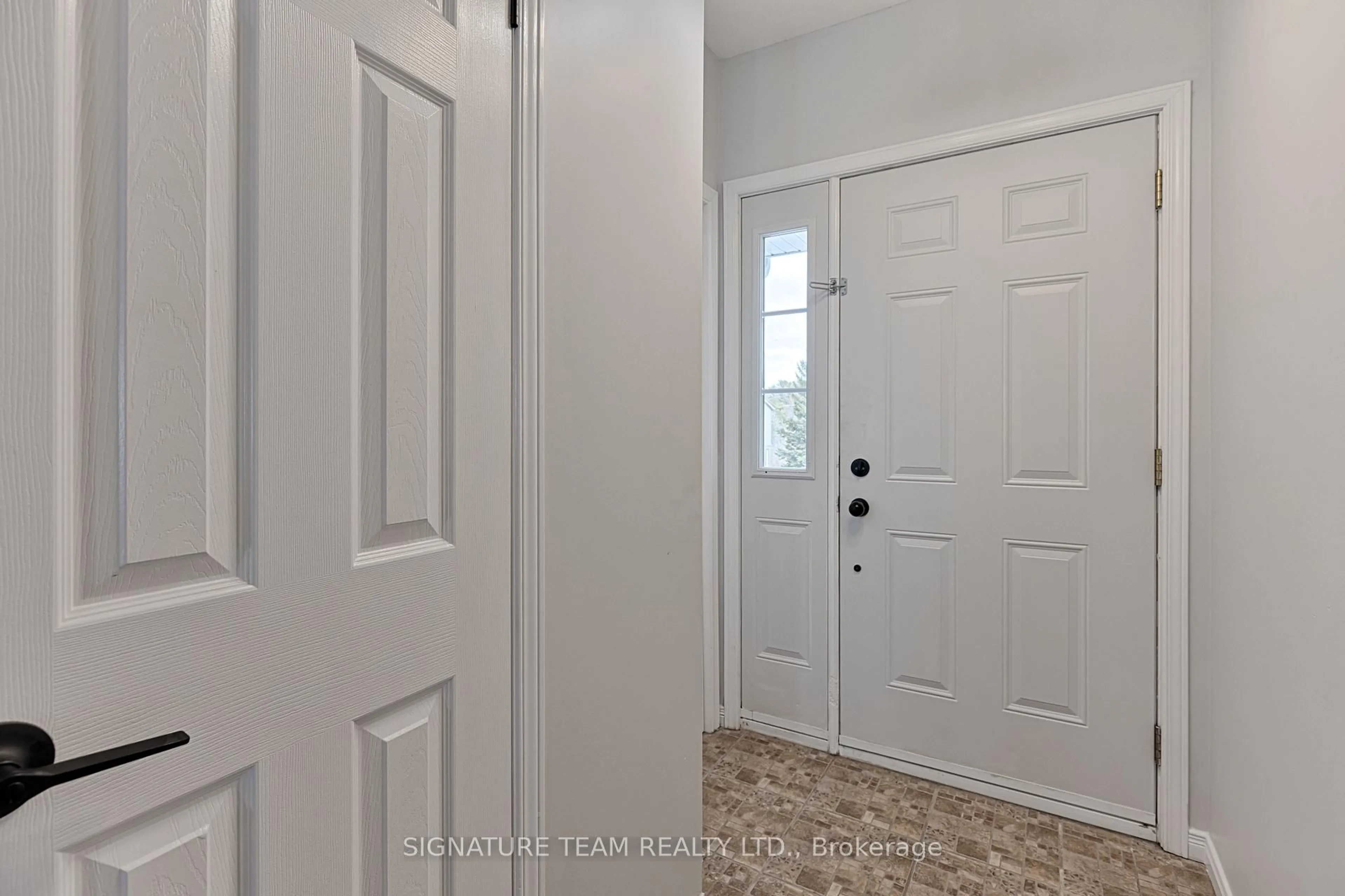 Indoor entryway for 20 Northbrook Rd, Petawawa Ontario K8H 3N4