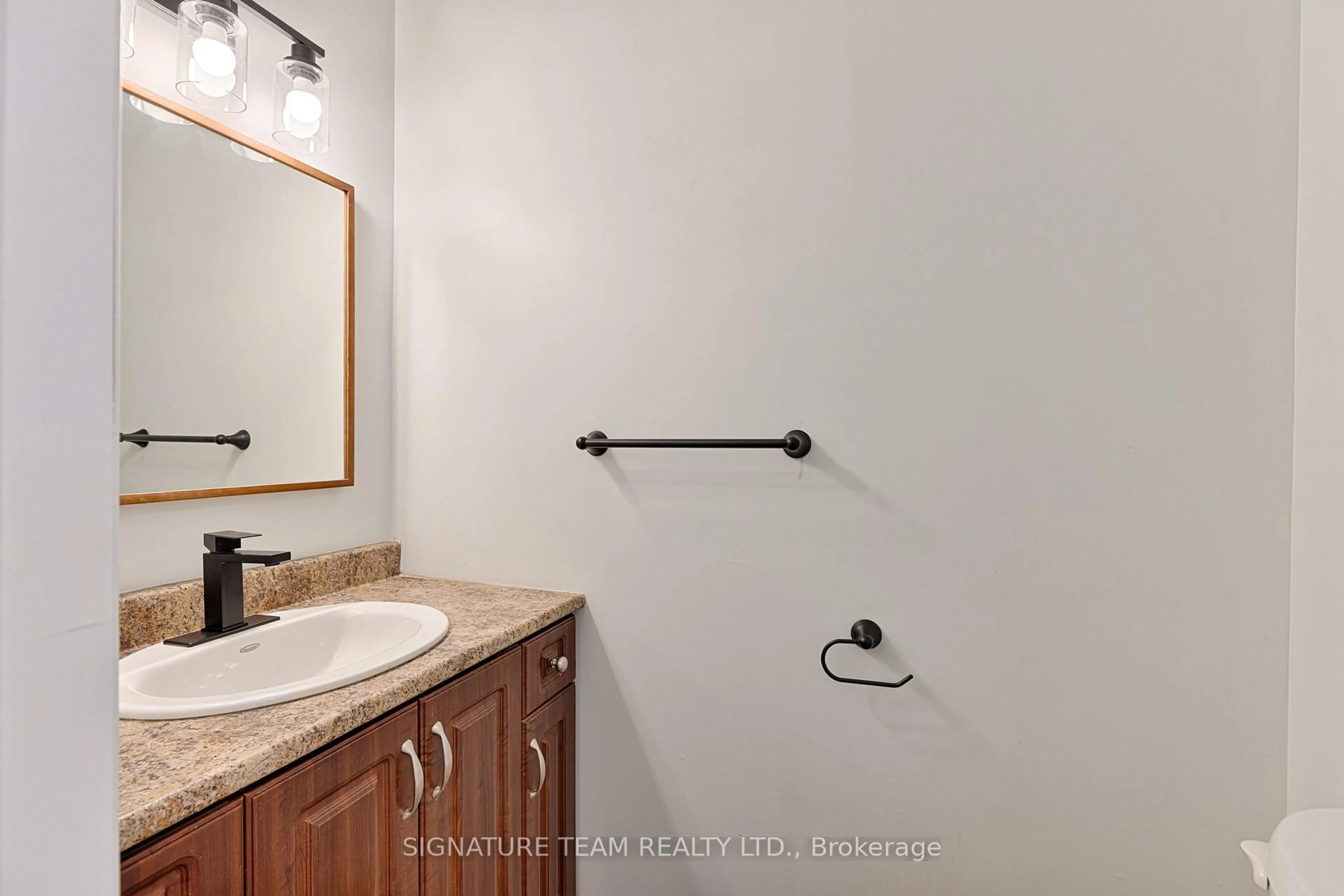 Standard bathroom, unknown for 20 Northbrook Rd, Petawawa Ontario K8H 3N4