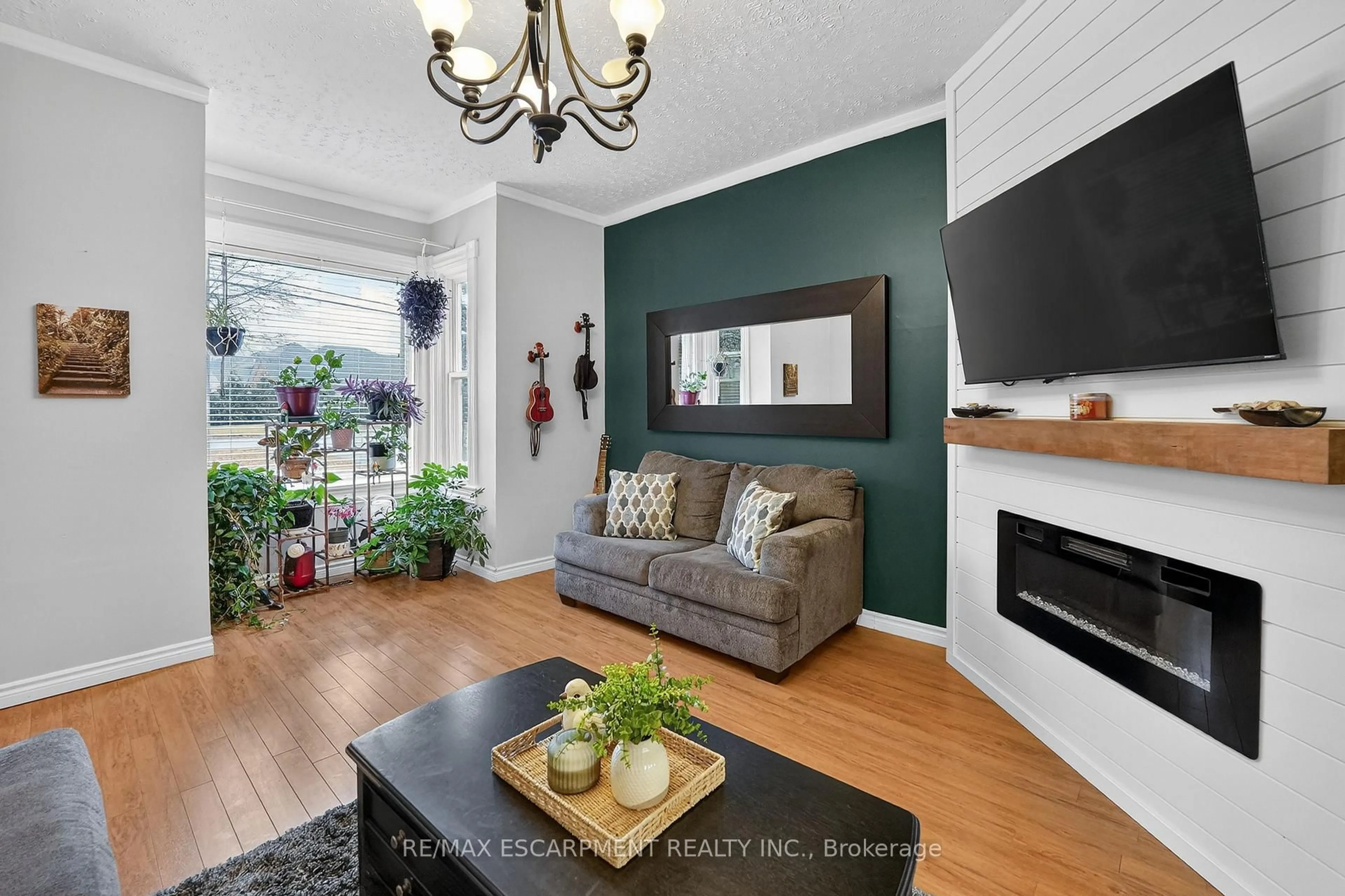 Living room with furniture, wood/laminate floor for 287 Main St, Grimsby Ontario L3M 1P9