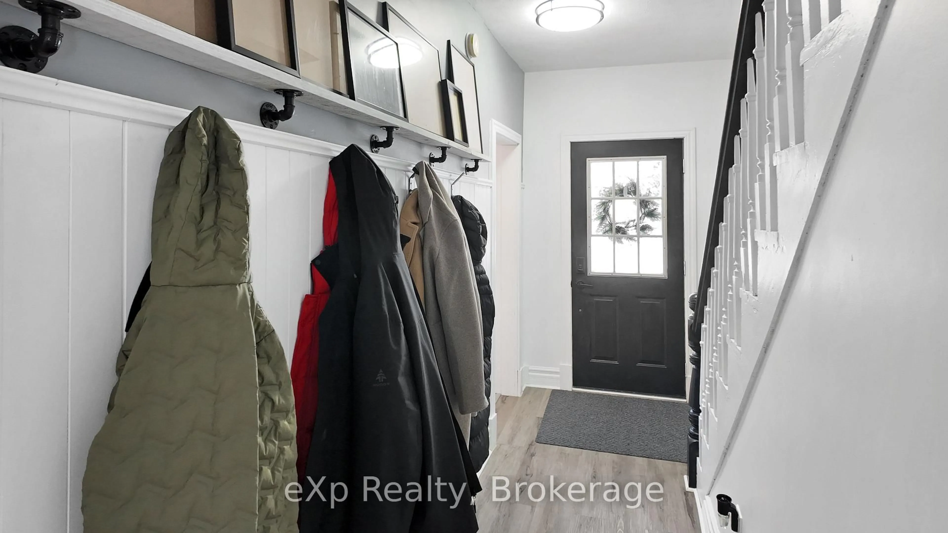 Indoor entryway for 588 12th Ave, Hanover Ontario N4N 2V6