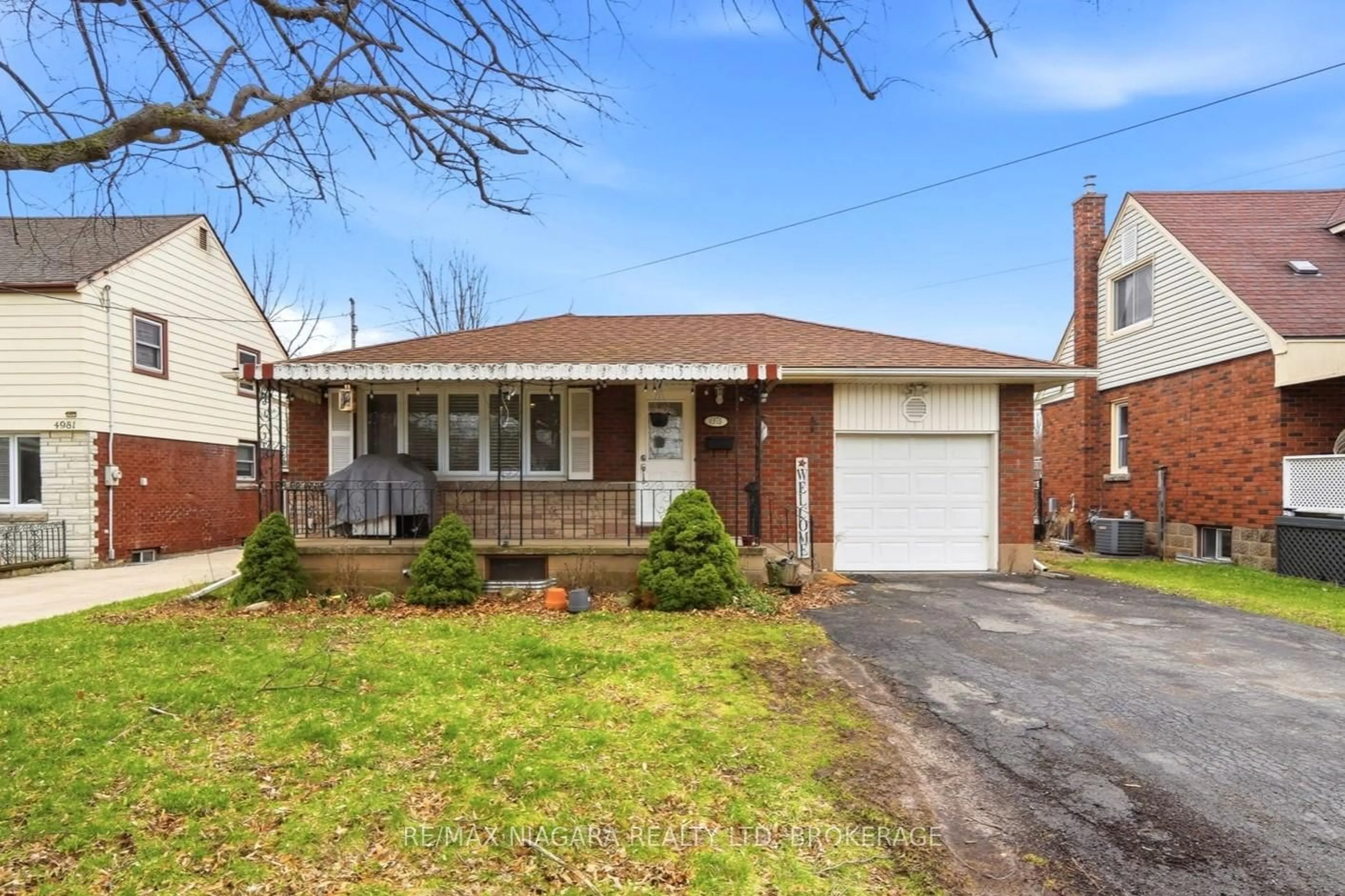 Home with brick exterior material, street for 4975 HOMEWOOD Ave, Niagara Falls Ontario L2E 4Y5