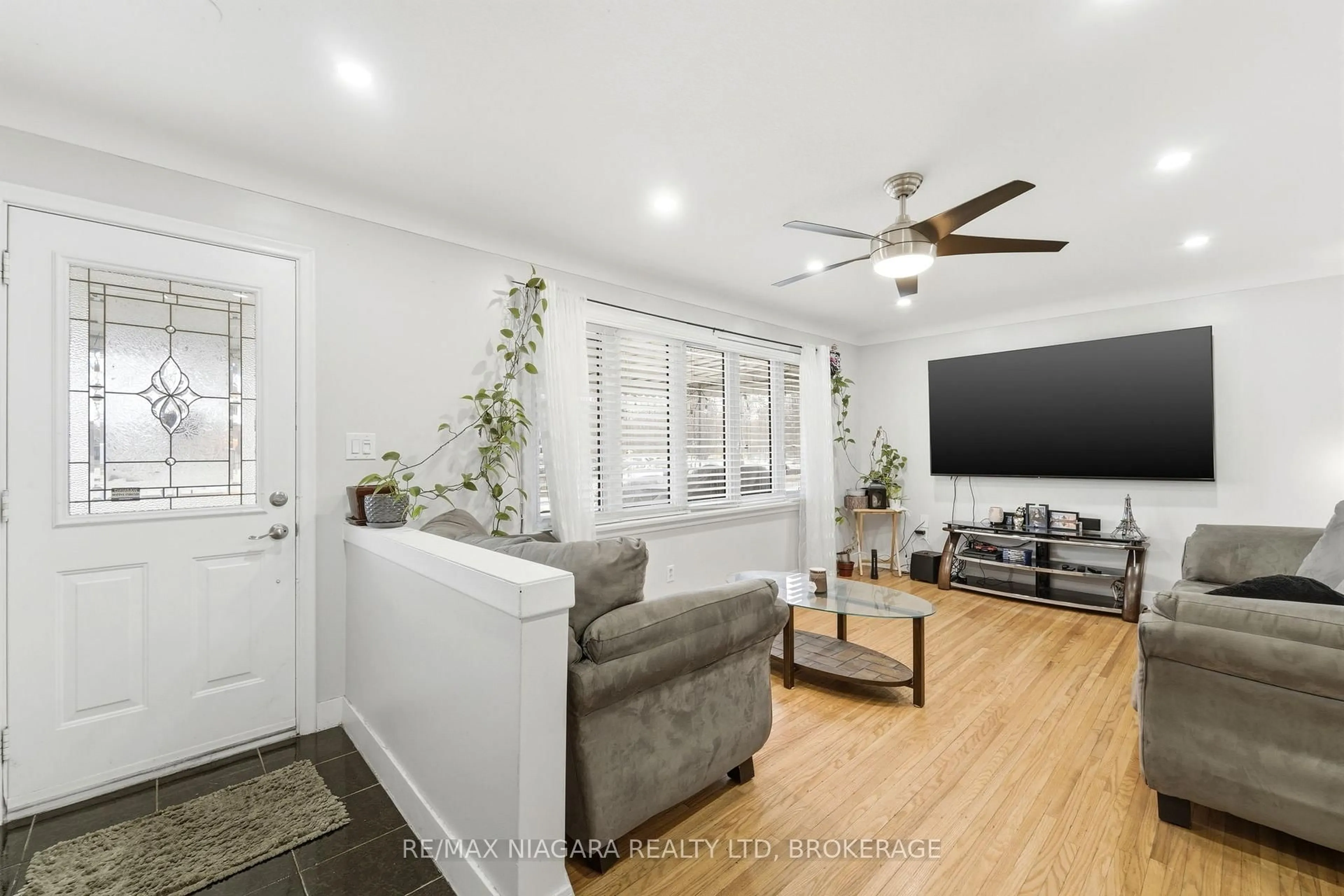 Living room with furniture, wood/laminate floor for 4975 HOMEWOOD Ave, Niagara Falls Ontario L2E 4Y5