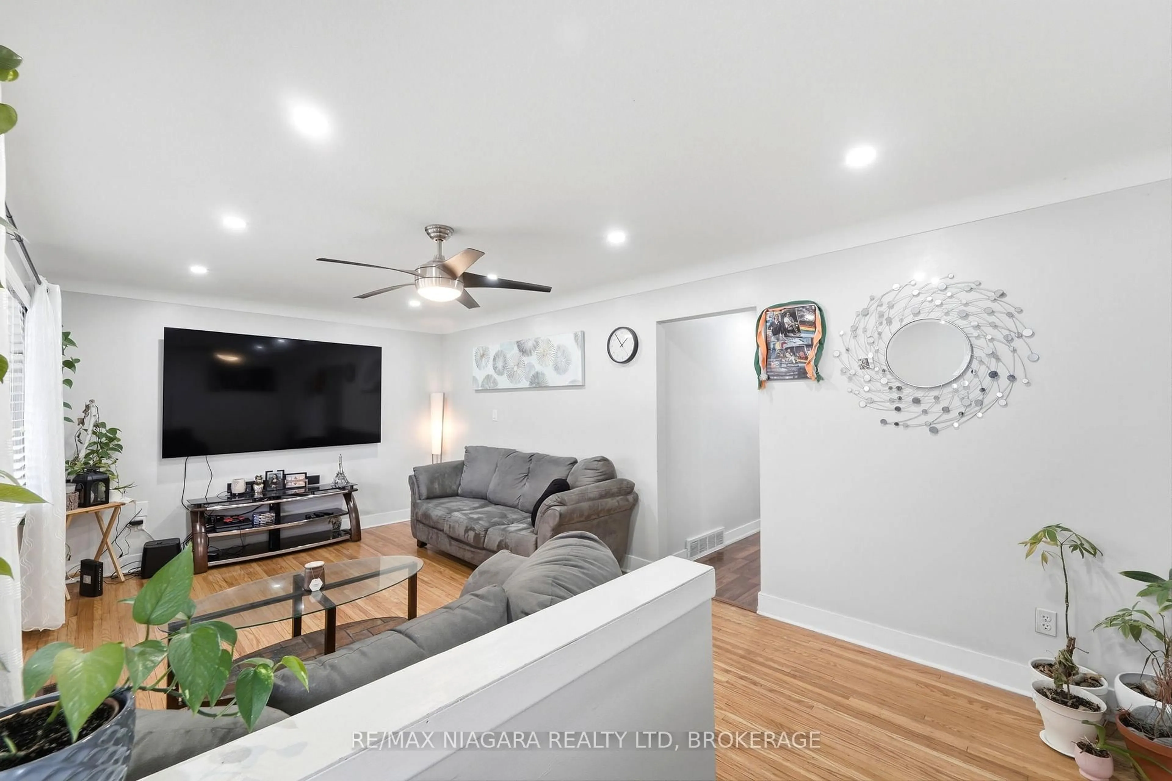 Living room with furniture, unknown for 4975 HOMEWOOD Ave, Niagara Falls Ontario L2E 4Y5