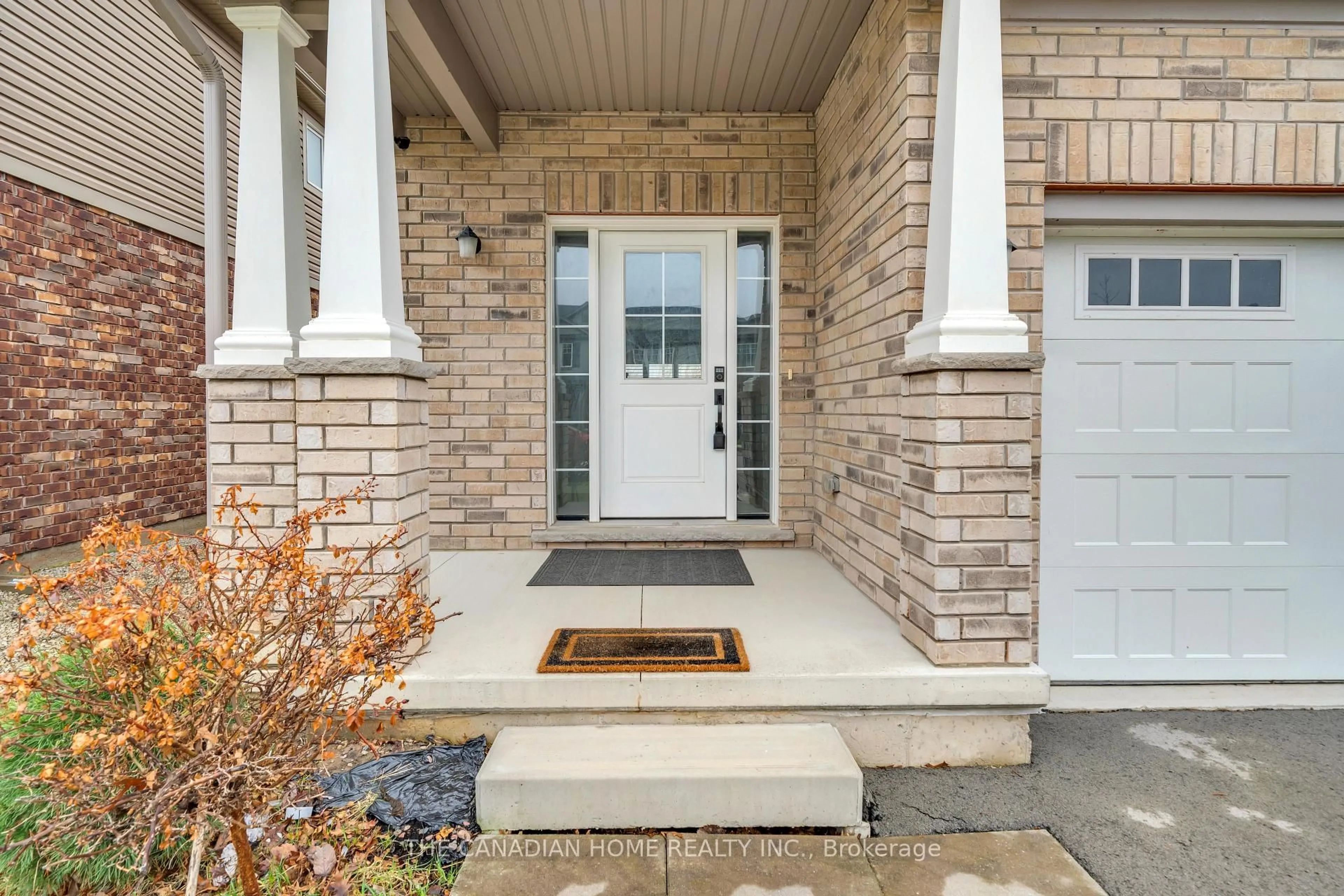 Indoor entryway for 83 Monarch St, Welland Ontario L3C 0E6