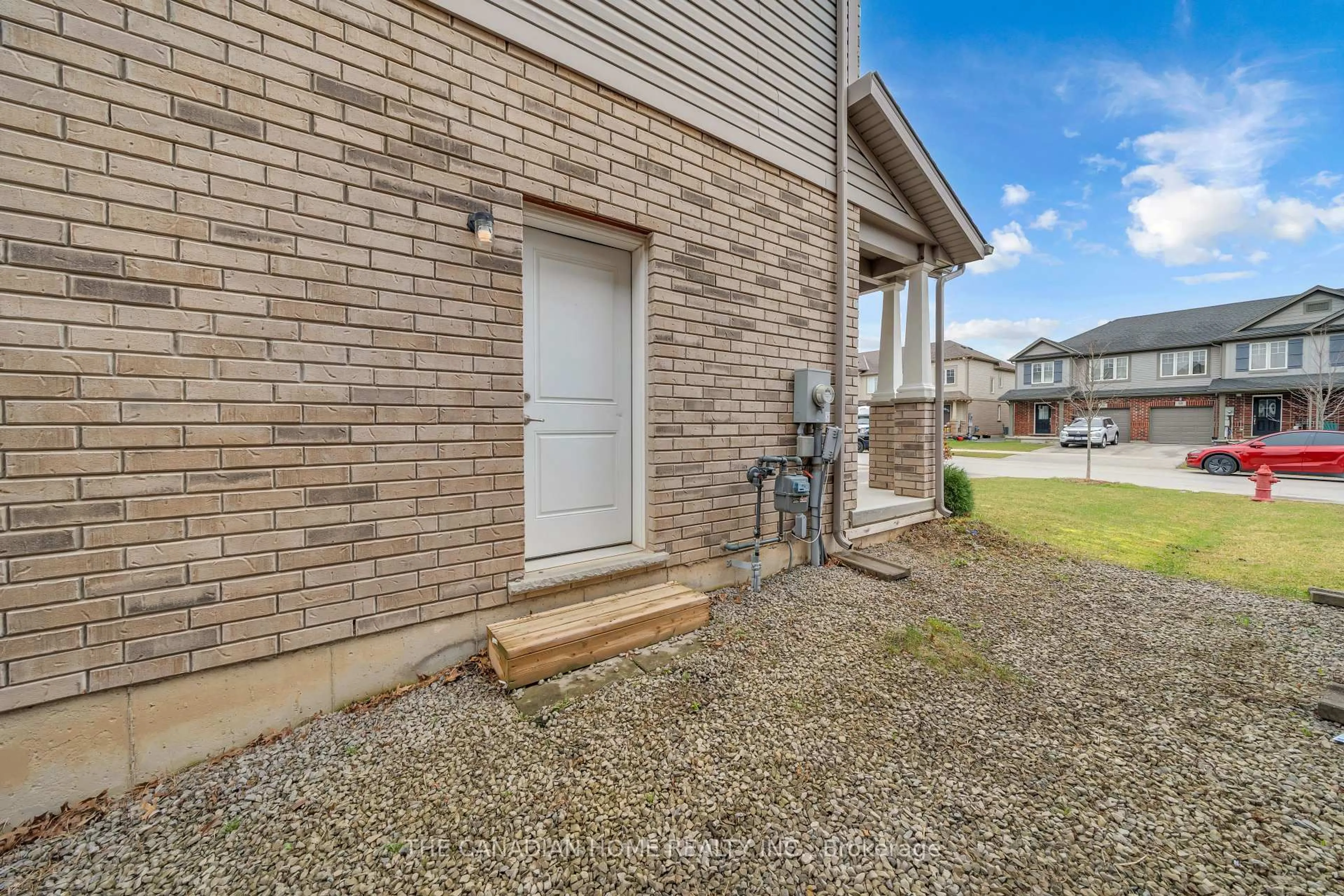 Patio, street for 83 Monarch St, Welland Ontario L3C 0E6