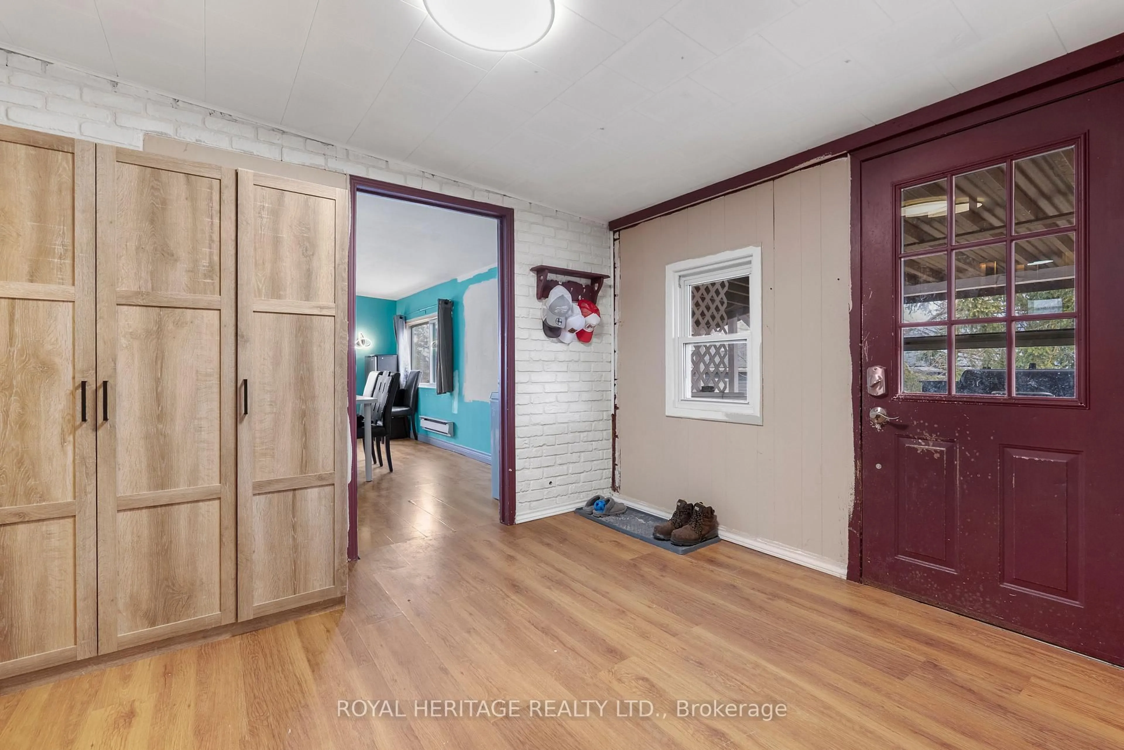 Indoor entryway for 16 Fenelon Way, Kawartha Lakes Ontario K9V 4R1