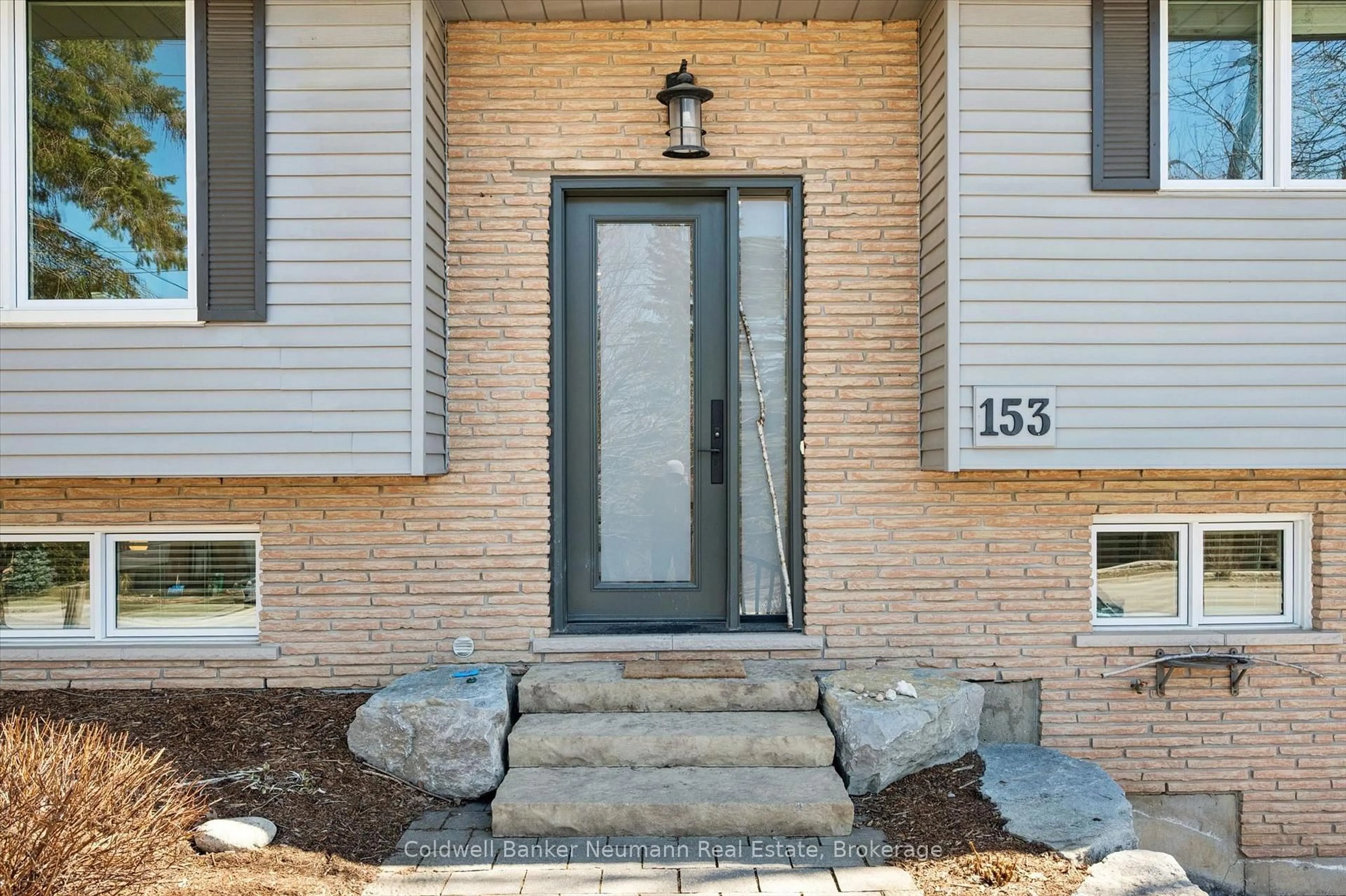 Indoor entryway for 153 HARRIS St, Guelph/Eramosa Ontario N0B 2K0
