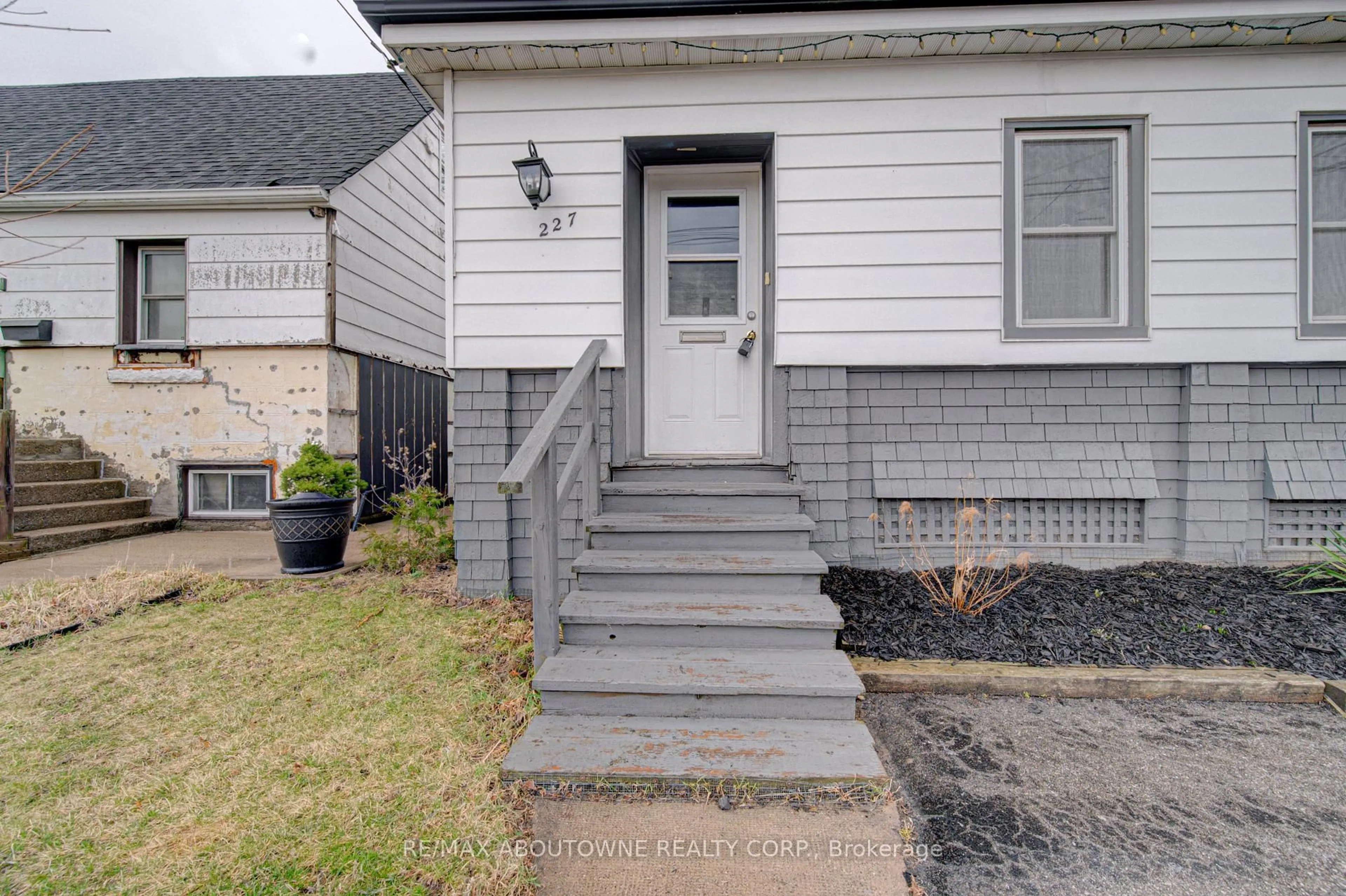 Home with vinyl exterior material, street for 227 East 23rd St, Hamilton Ontario L8V 2X2