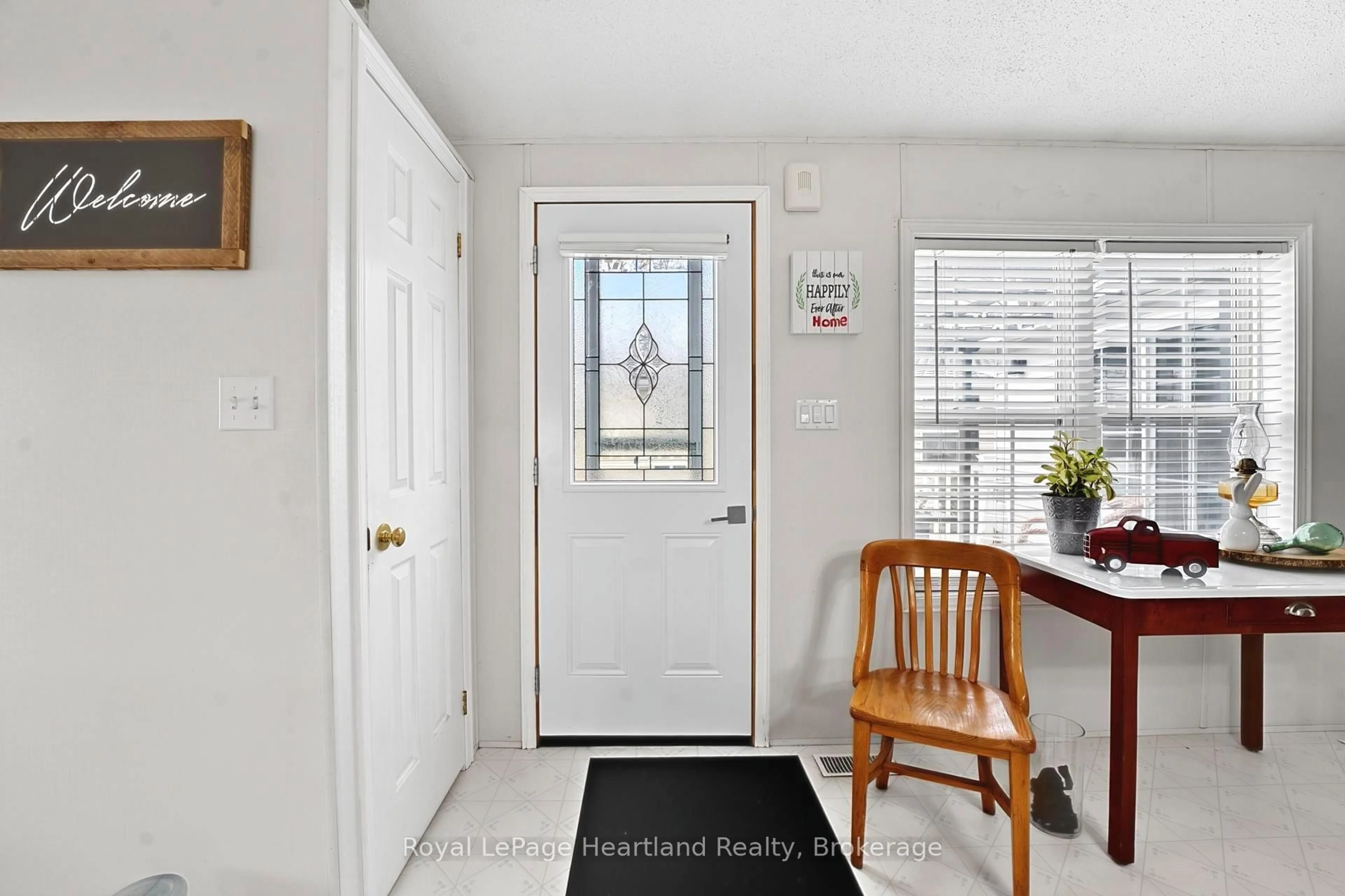 Indoor entryway for 21 ALGONQUIN Lane, Ashfield-Colborne-Wawanosh Ontario N7A 3Y2