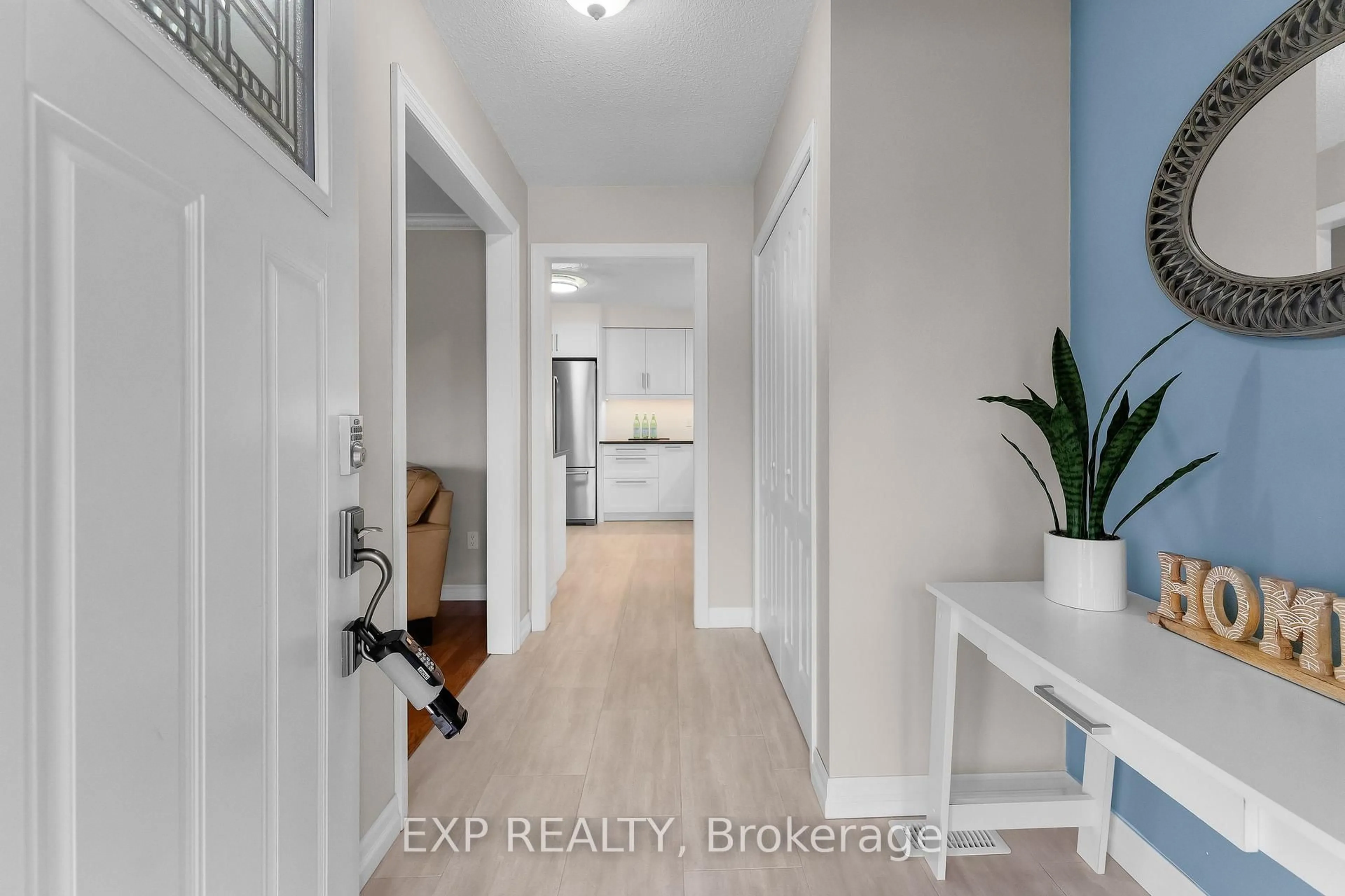 Indoor entryway for 7260 Casey St, Niagara Falls Ontario L2J 3R3