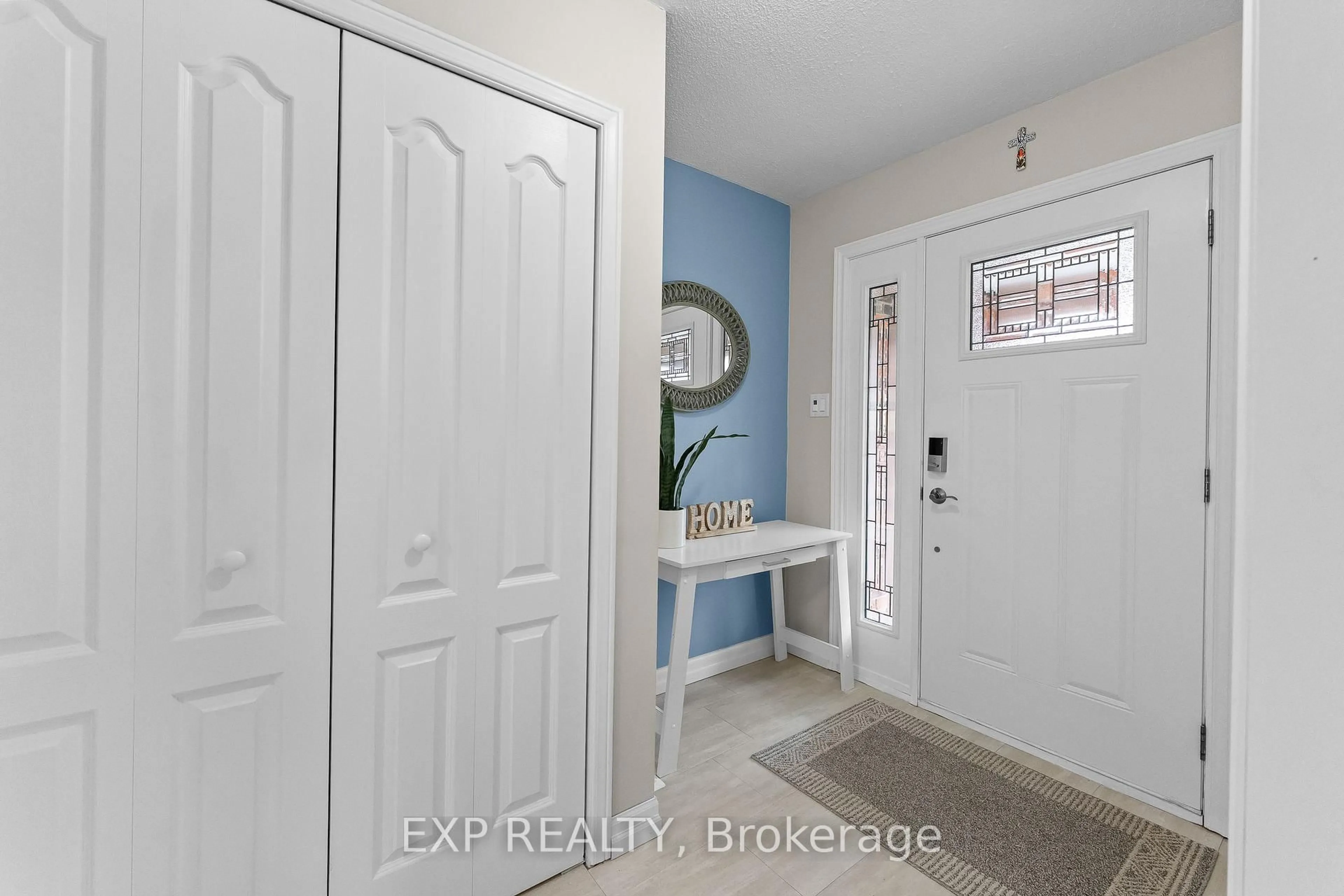 Indoor entryway for 7260 Casey St, Niagara Falls Ontario L2J 3R3