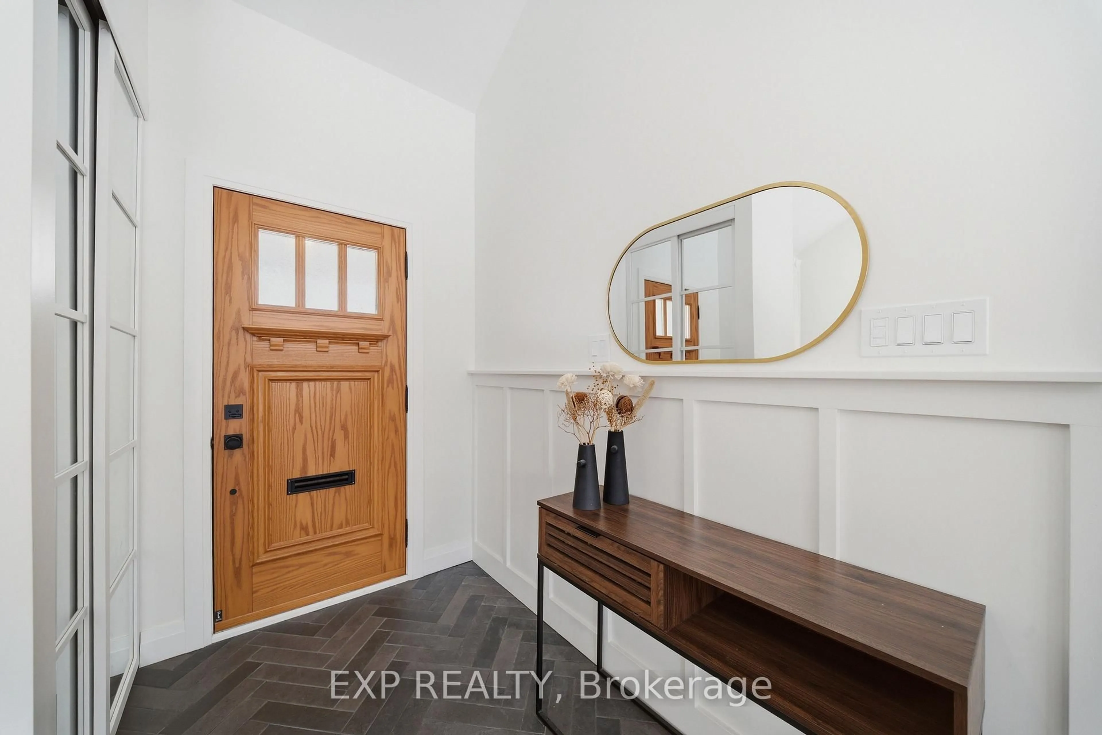 Indoor entryway for 89 Norice St, Ottawa Ontario K2G 2X9