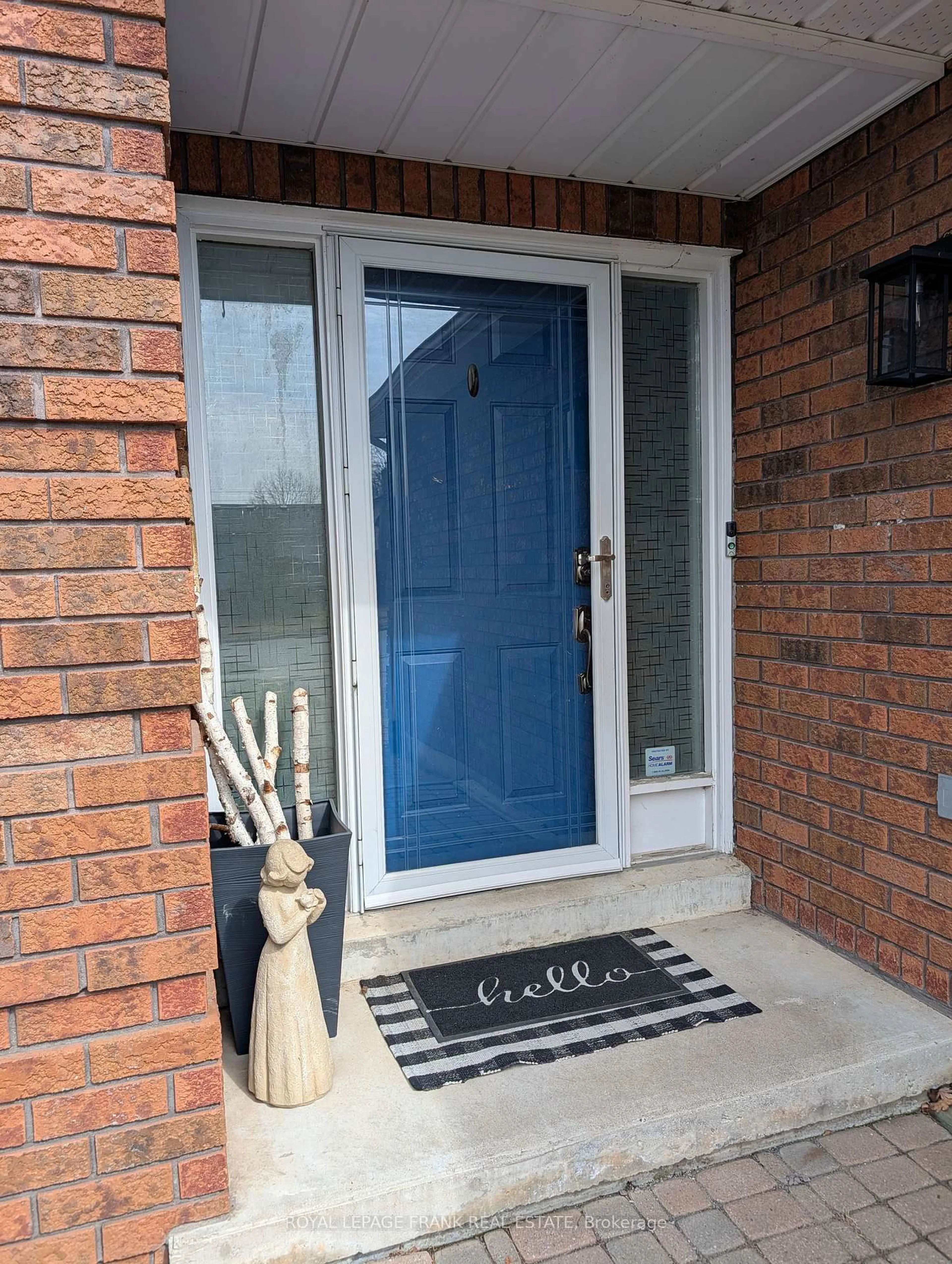 Indoor entryway for 588 Carlisle St, Cobourg Ontario K9A 1X6