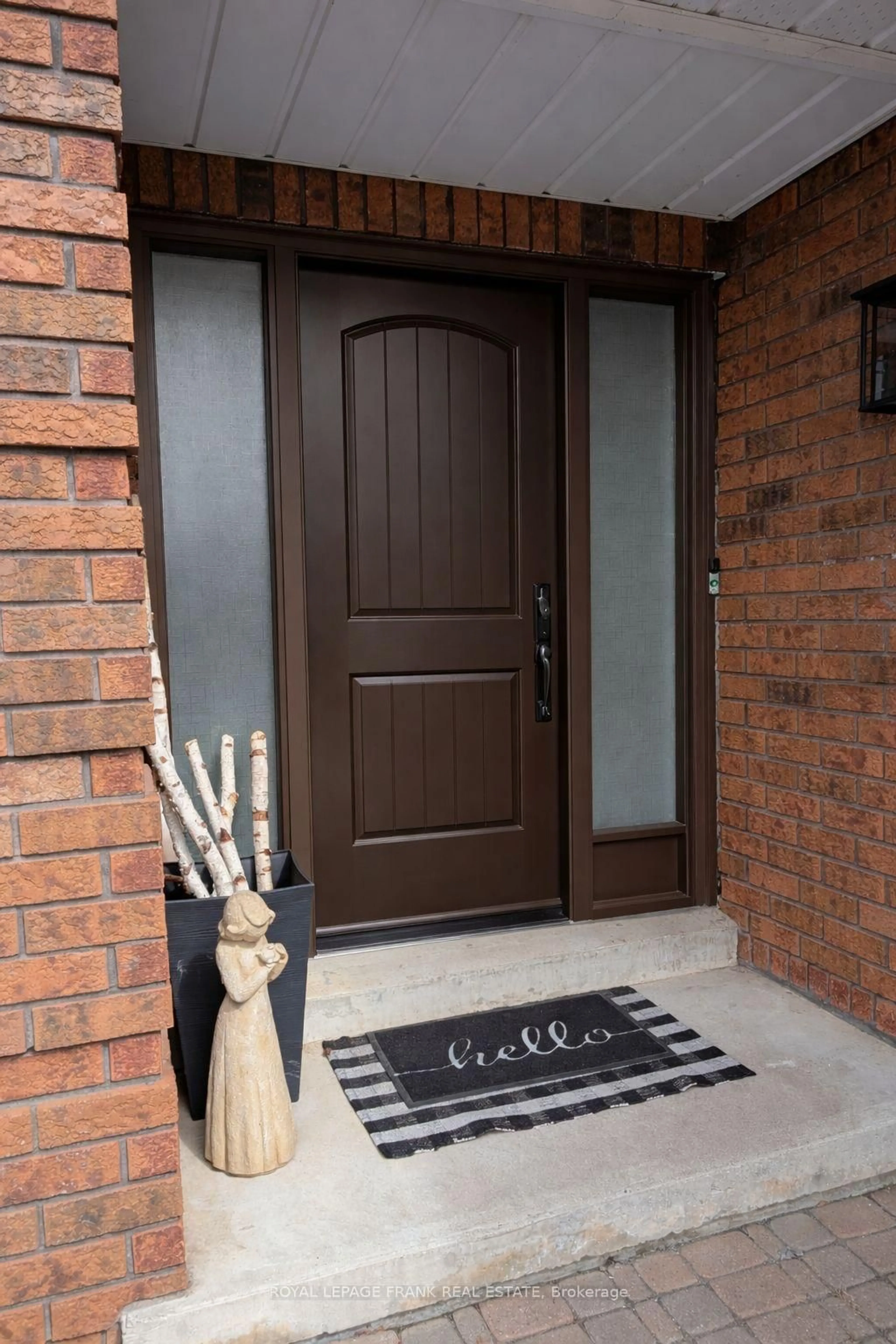 Indoor entryway for 588 Carlisle St, Cobourg Ontario K9A 1X6