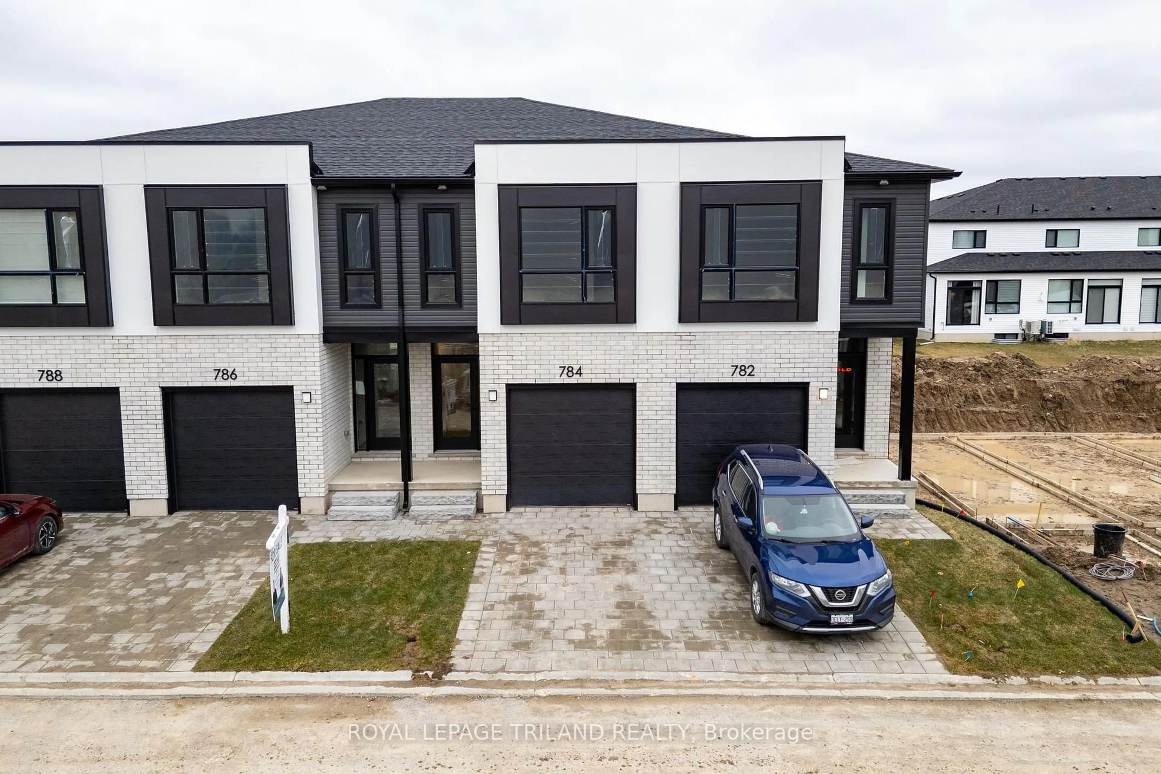 A pic from outside/outdoor area/front of a property/back of a property/a pic from drone, street for 784 Banyan Lane, London North Ontario N6G 0A6