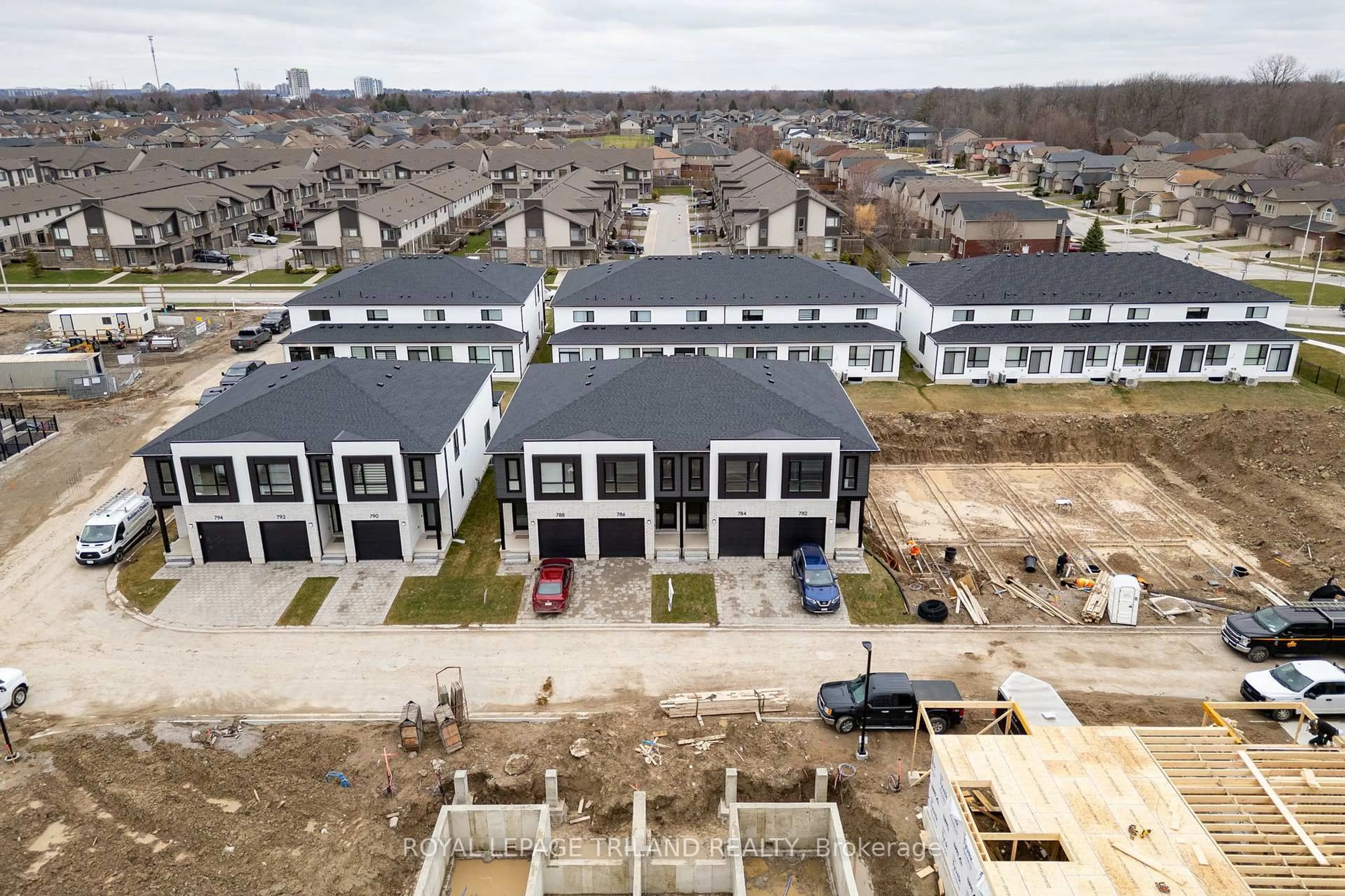 A pic from outside/outdoor area/front of a property/back of a property/a pic from drone, unknown for 784 Banyan Lane, London North Ontario N6G 0A6