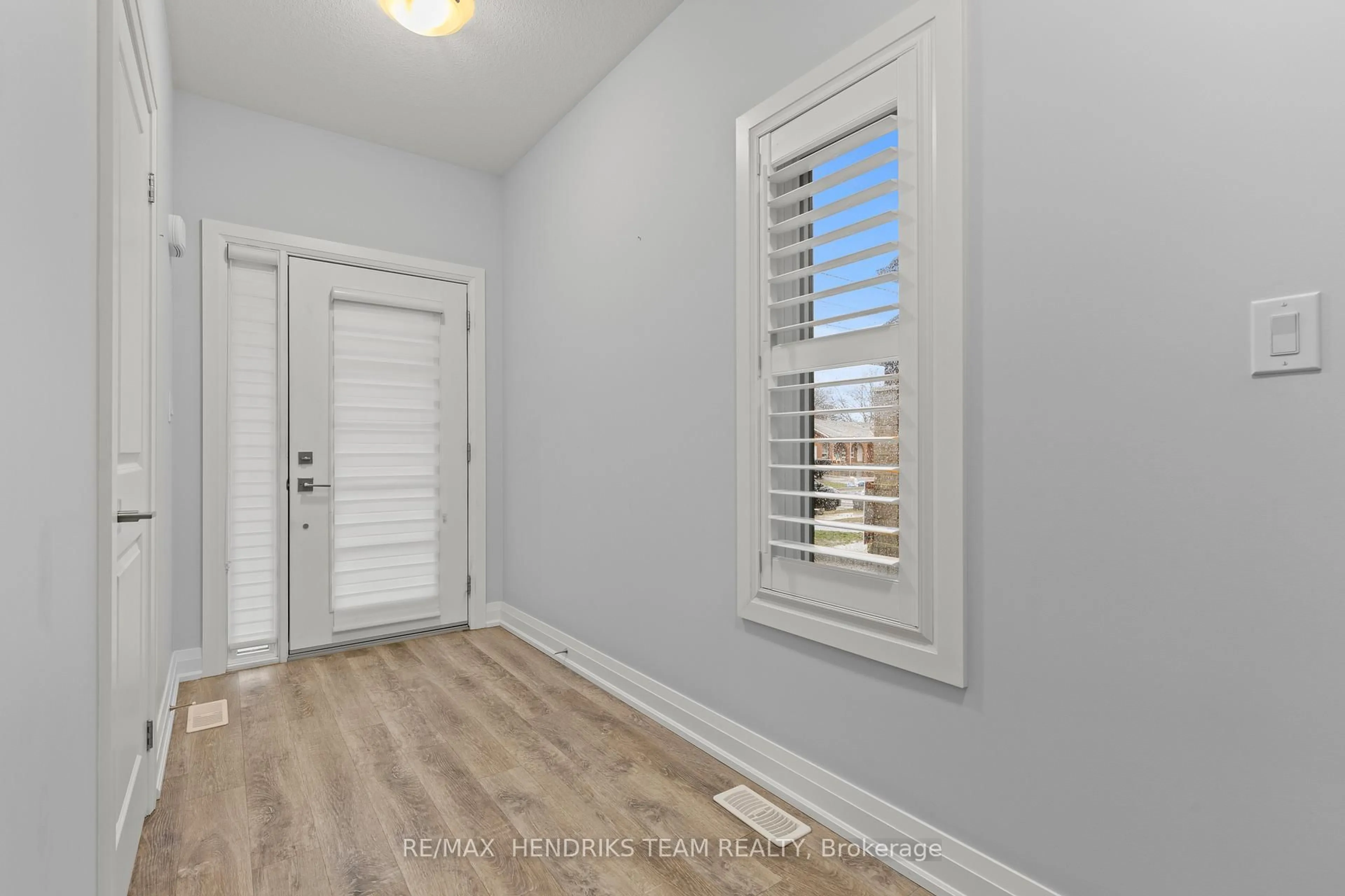 Indoor entryway for 6649 Cropp St, Niagara Falls Ontario L2E 0B7
