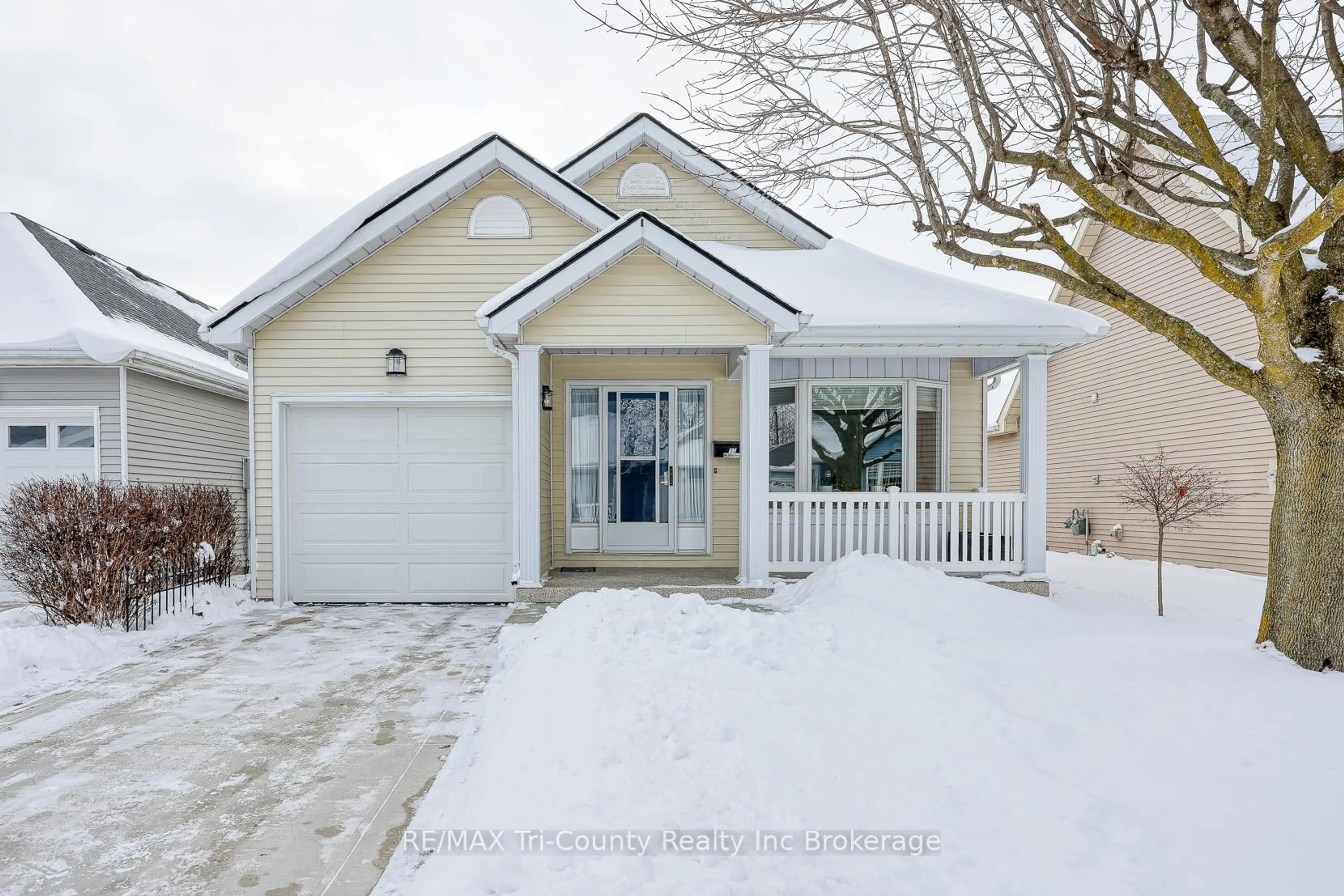 Home with vinyl exterior material, street for 33 Wilkins Cres, Tillsonburg Ontario N4G 5M6