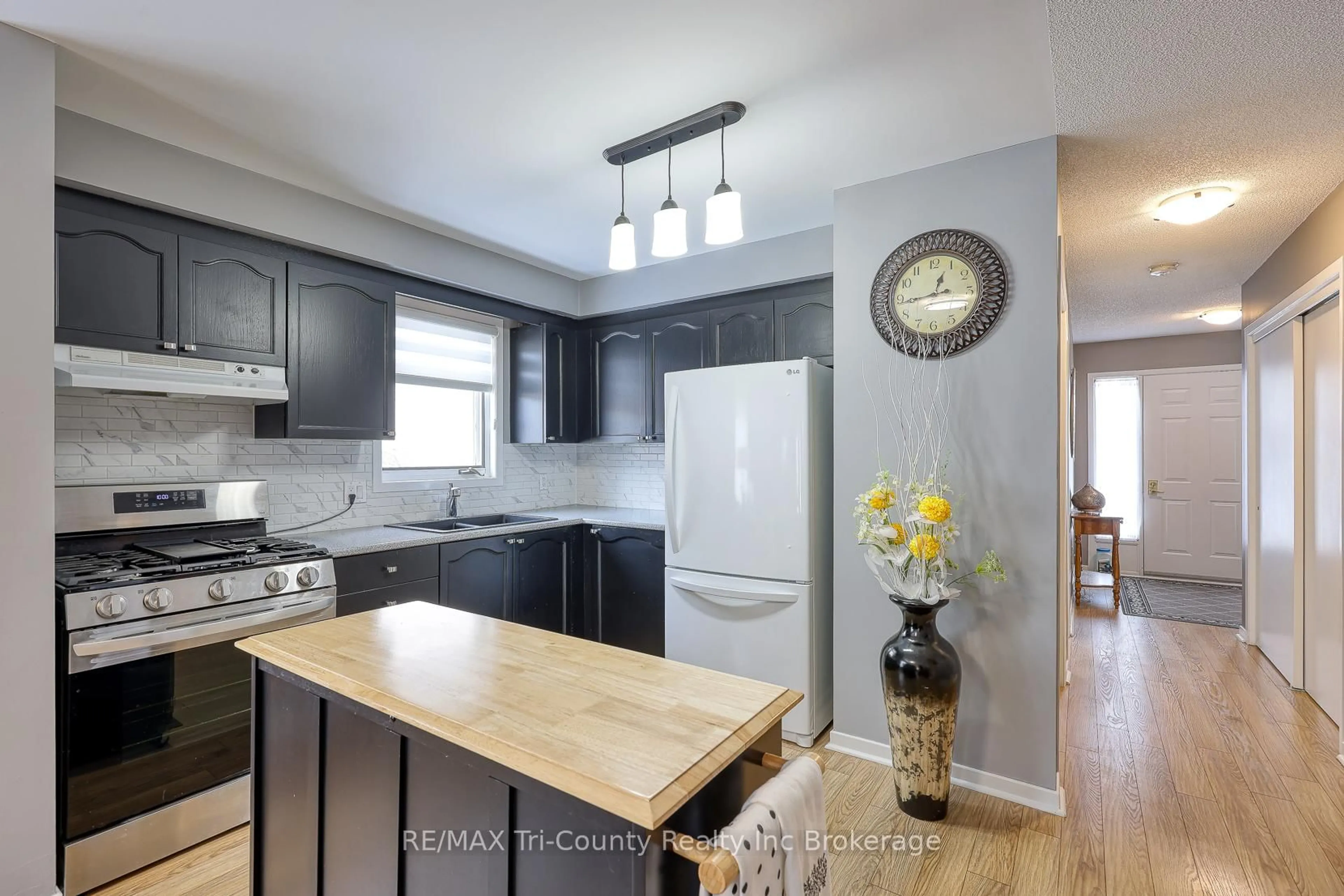 Open concept kitchen, unknown for 33 Wilkins Cres, Tillsonburg Ontario N4G 5M6