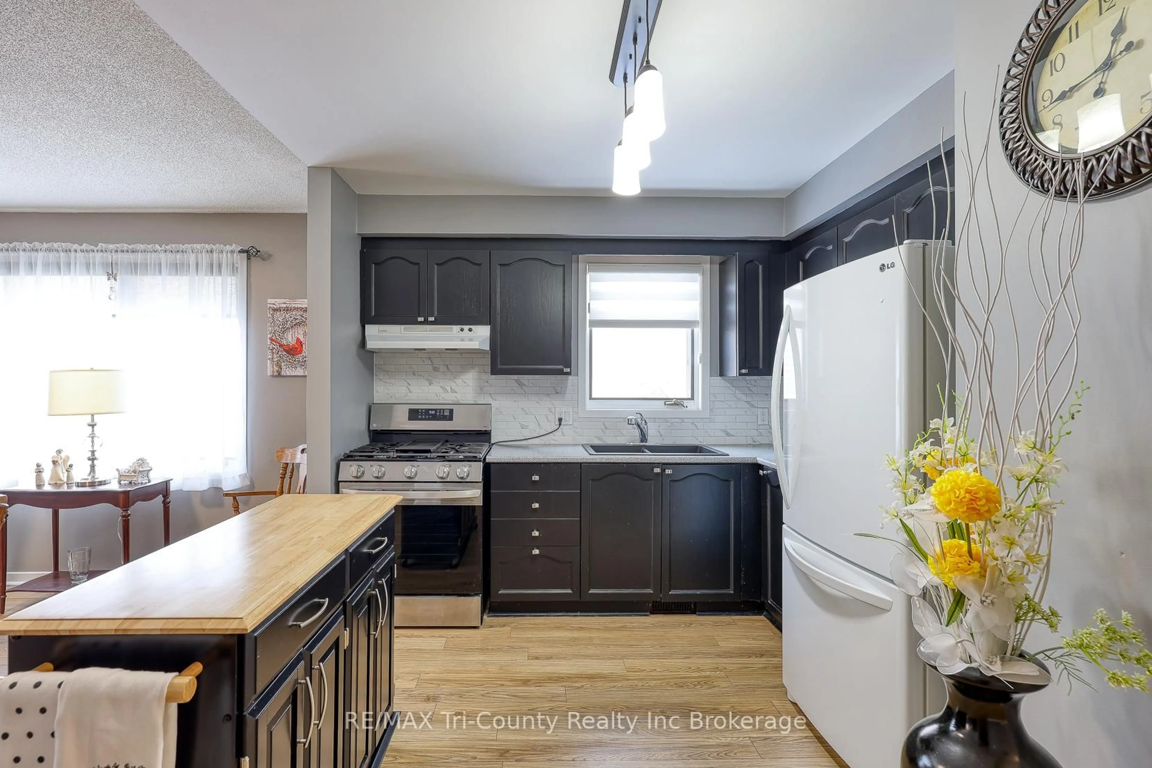Standard kitchen, unknown for 33 Wilkins Cres, Tillsonburg Ontario N4G 5M6