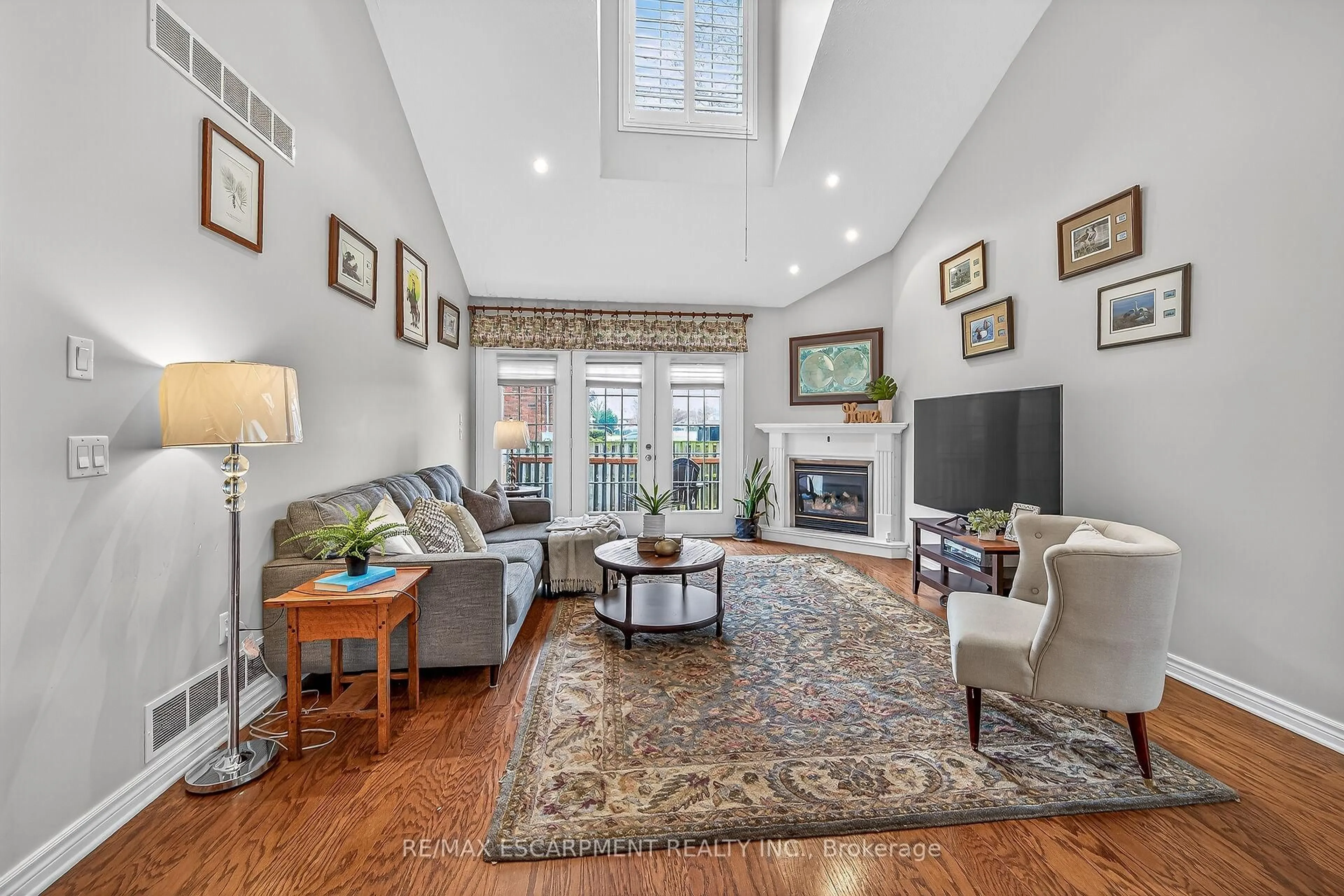 Living room with furniture, ceramic/tile floor for 1041 Pine St #22, Haldimand Ontario N1A 2N1