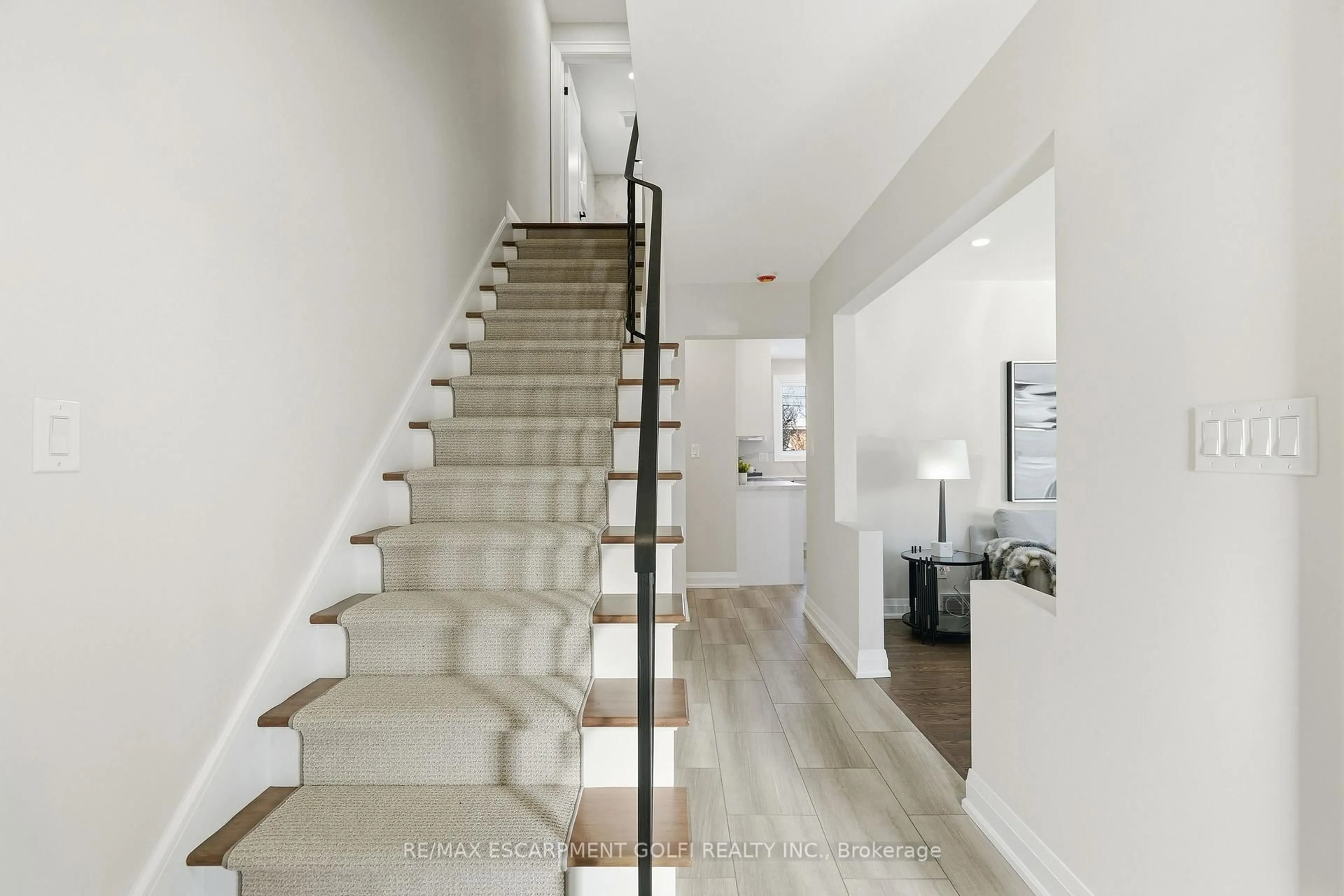 Stairs for 26 Clifton Downs Rd, Hamilton Ontario L9C 2P2
