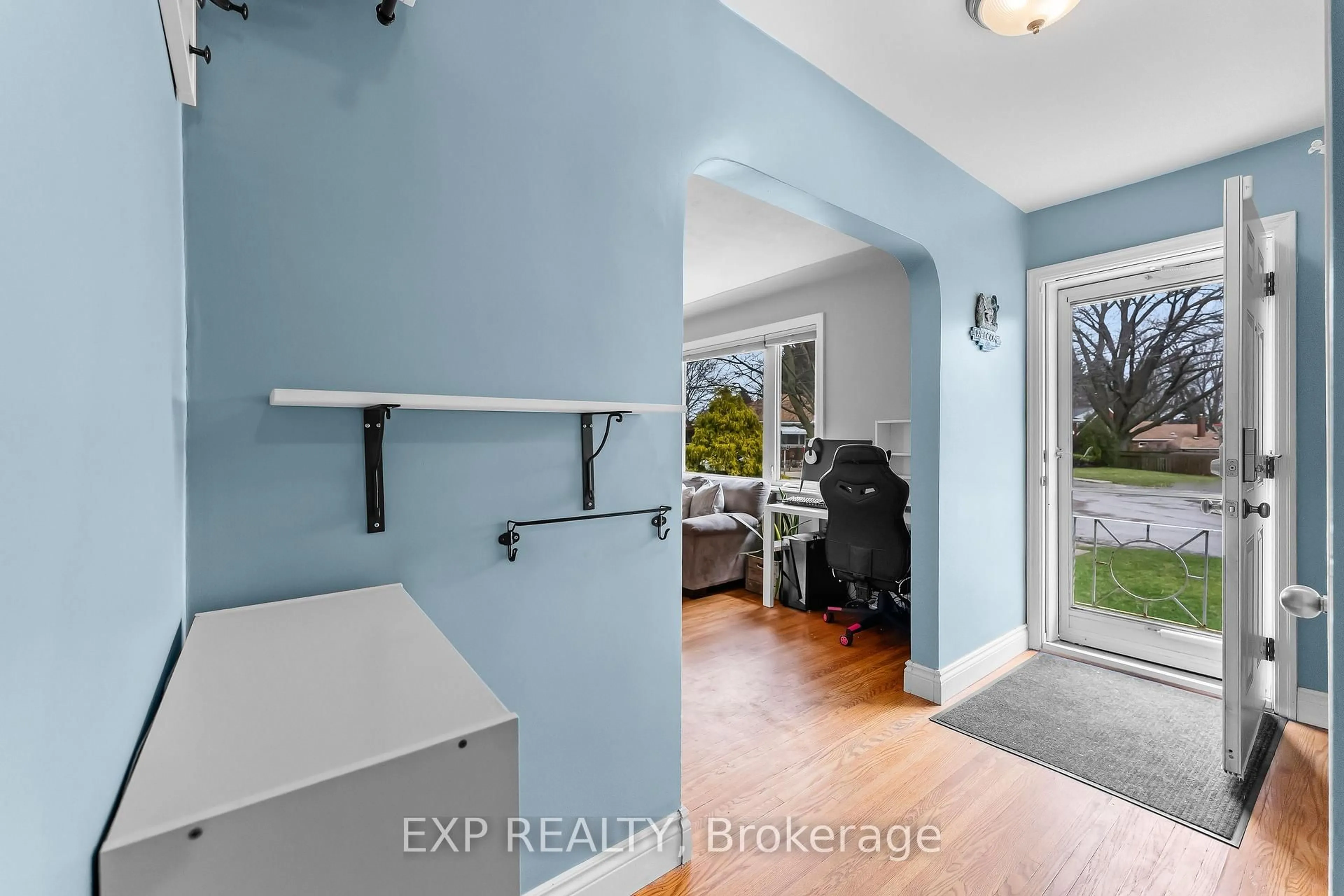 Indoor entryway for 6396 Laura Cres, Niagara Falls Ontario L2G 5E4